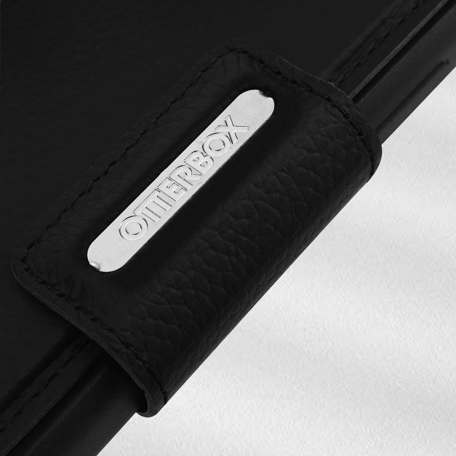 Schwarze OtterBox-Leder-Handyhülle mit silbernem OtterBox-Logo auf der Klappe.