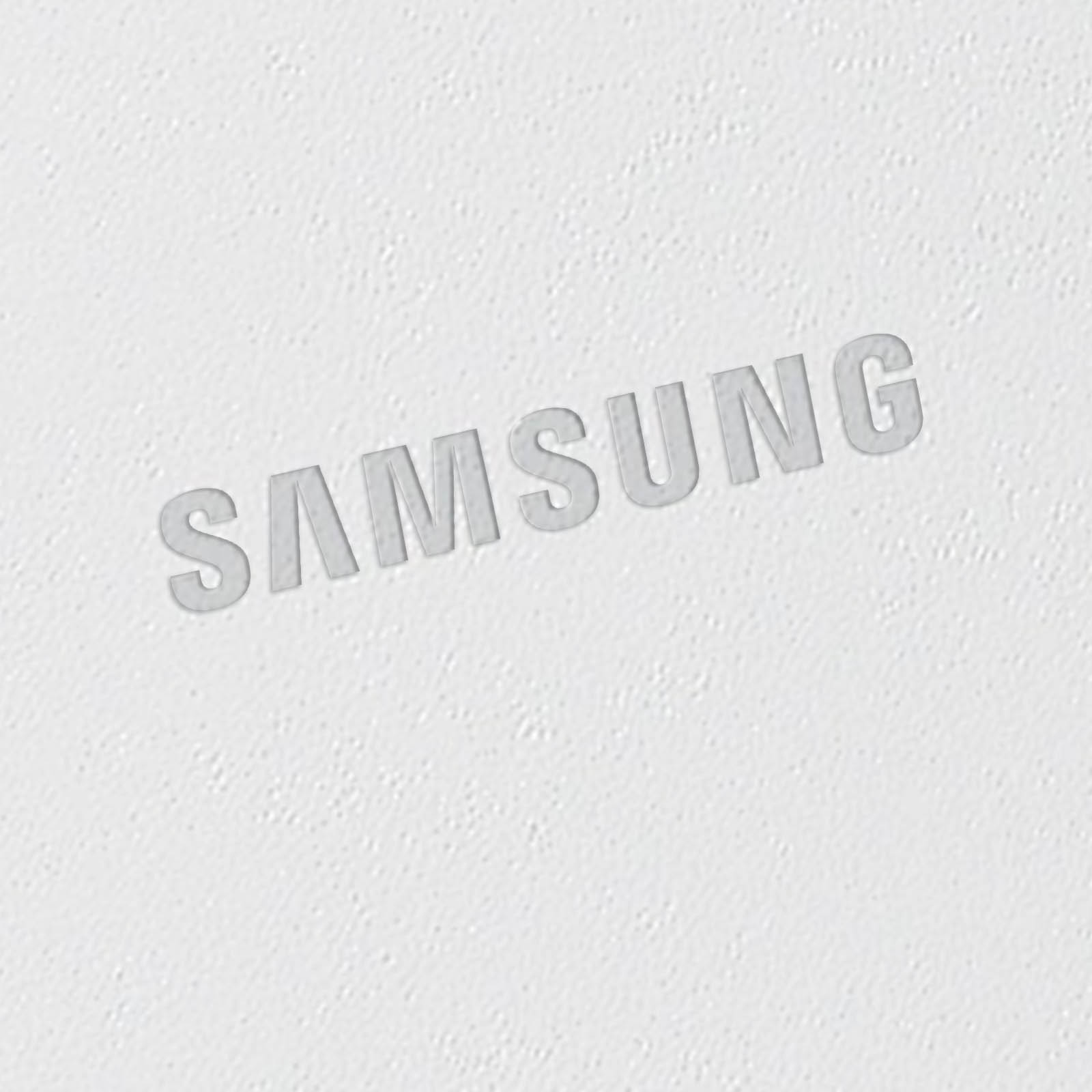 La parola SAMSUNG in rilievo su una superficie bianca.