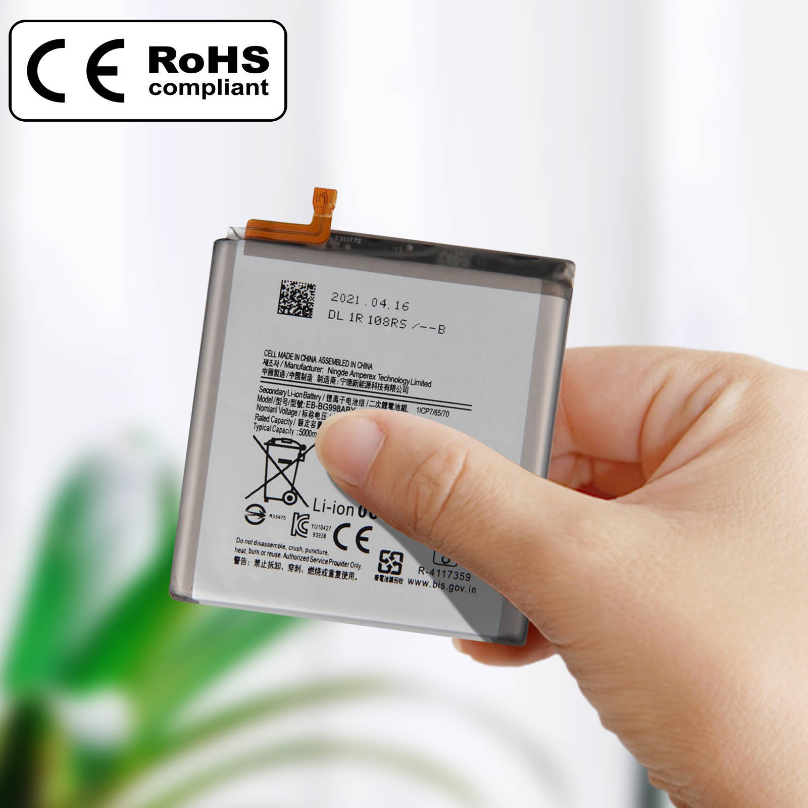 Hand hält einen Telefonakku mit CE- und RoHS-konformen Label.