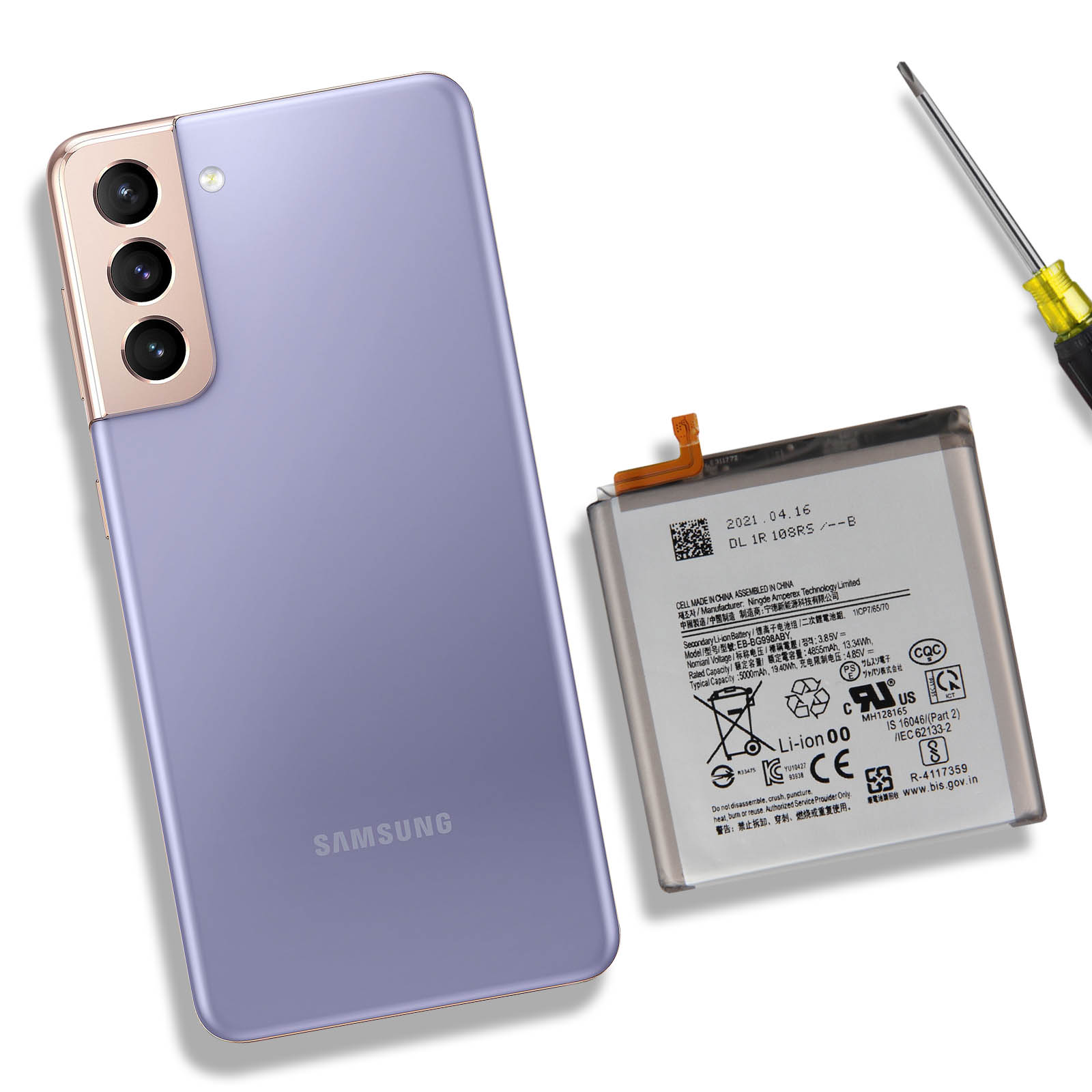 Lila Telefon mit Akku und Schraubendreher, zerlegt zur Reparatur.