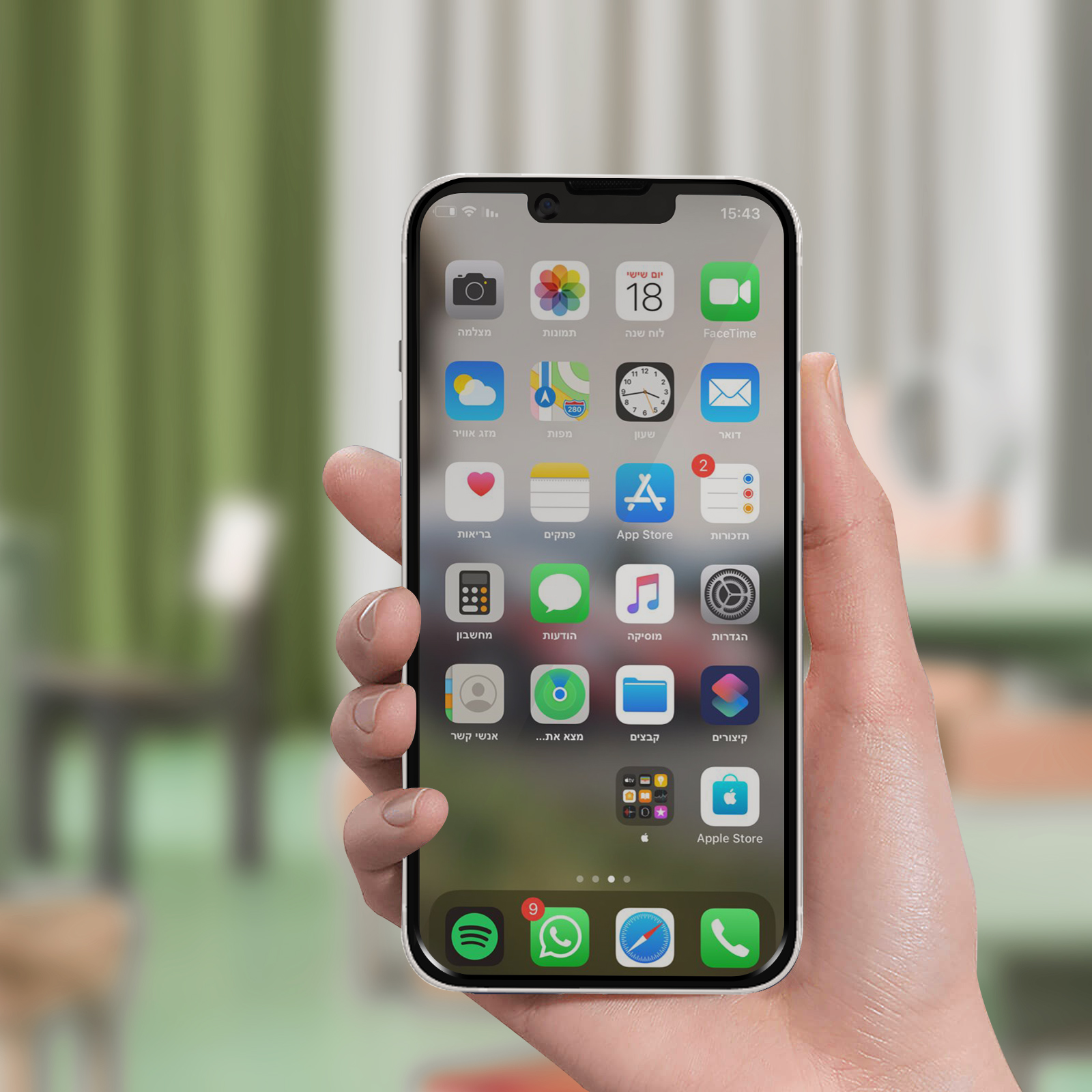 Mano che tiene un telefono che mostra la schermata iniziale con più icone di app. Lo sfondo è sfocato.