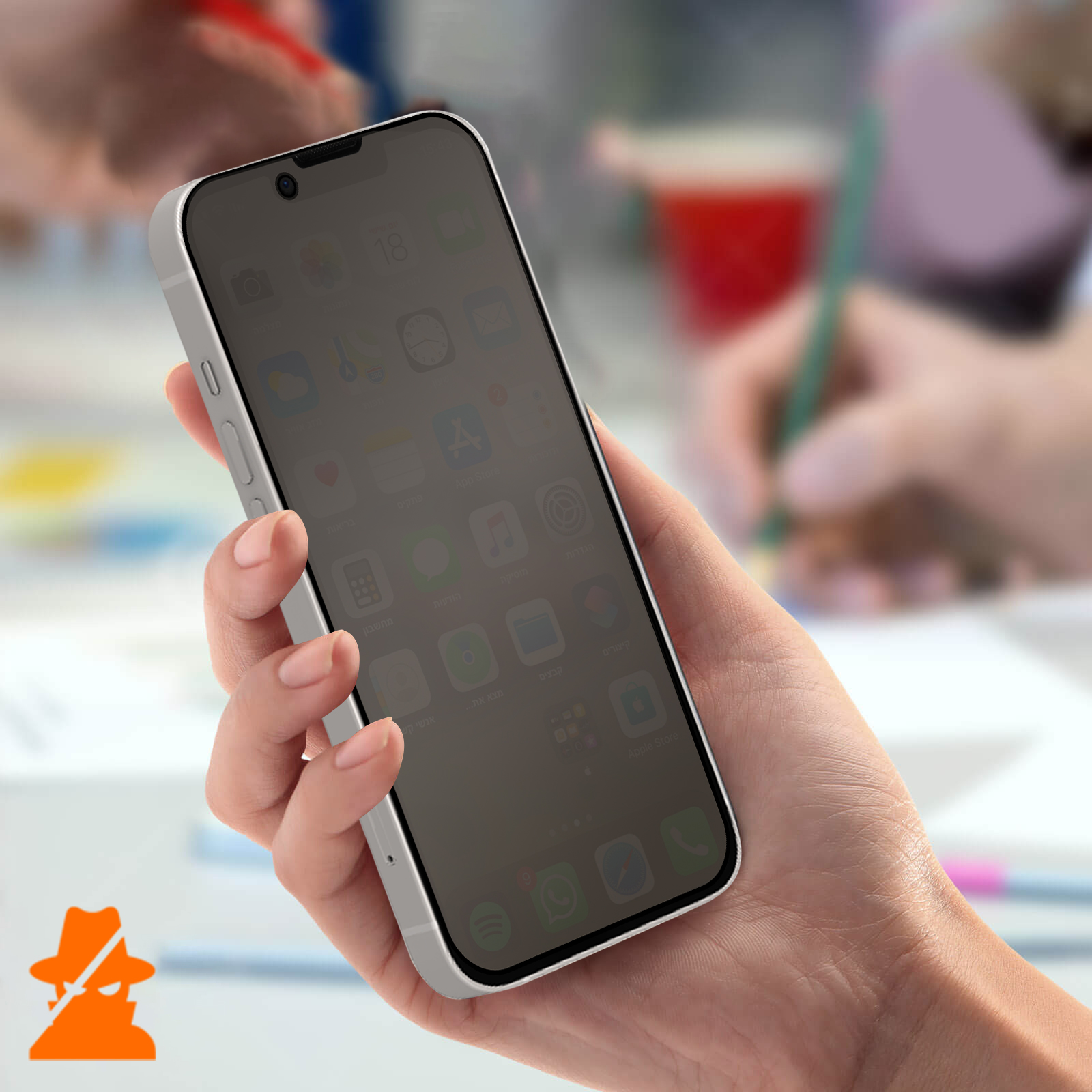 Persona che tiene un telefono. Schermo privacy. Mano che tiene il telefono con icone app.