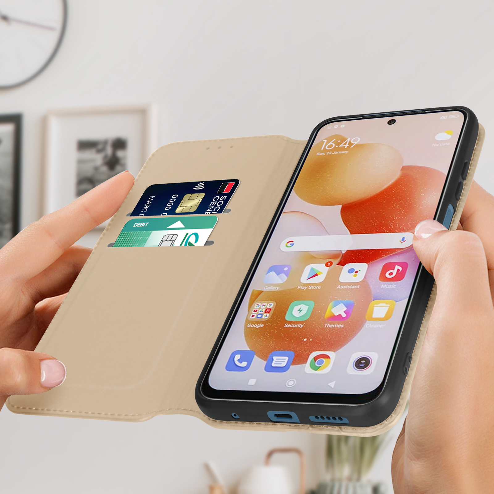 Handen houden een telefoon met een open hoes vast. Creditcards in de kaartsleuf. De telefoon toont een interface.