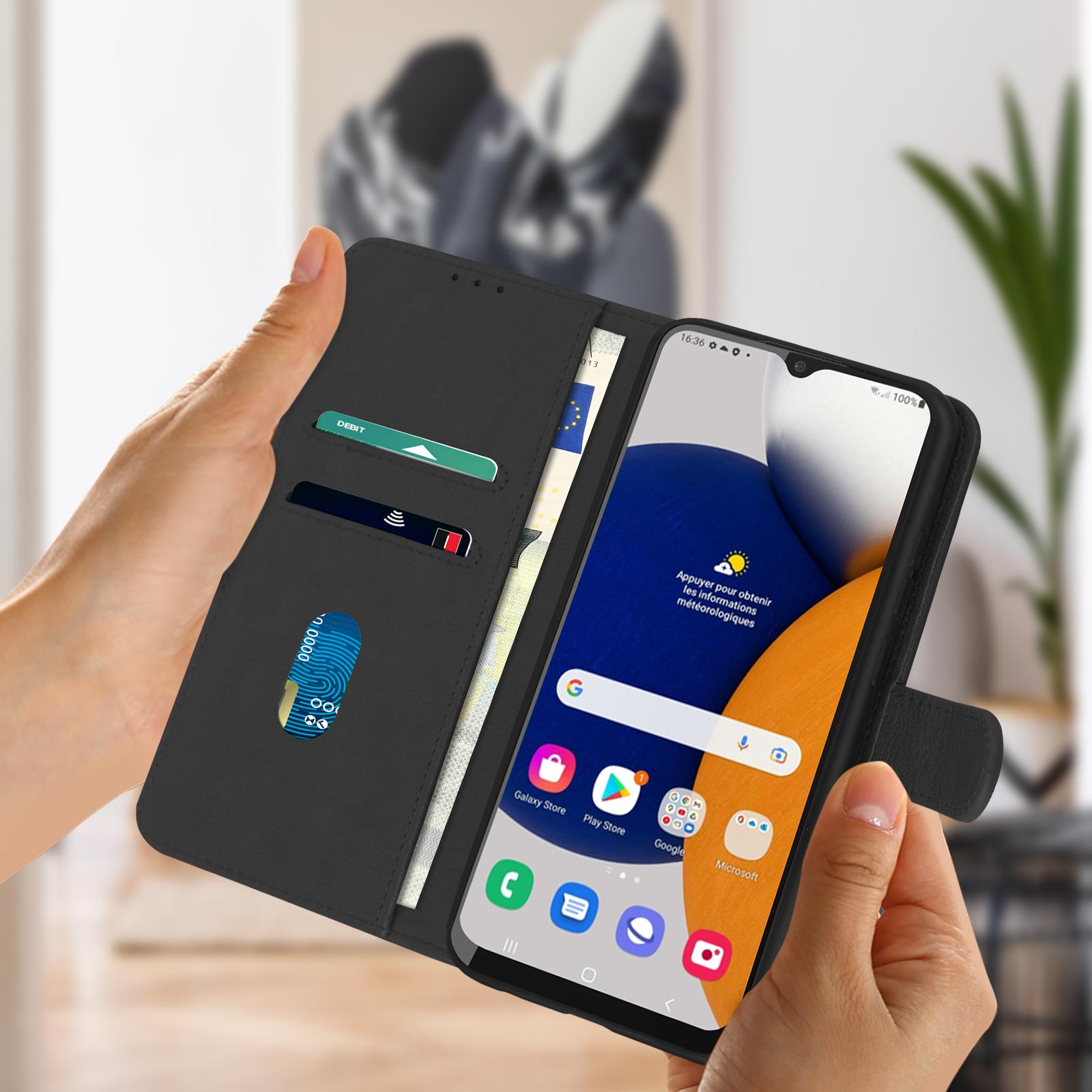 Un telefono in una custodia a portafoglio nera è tenuto in mano. Lo schermo mostra icone di app.
