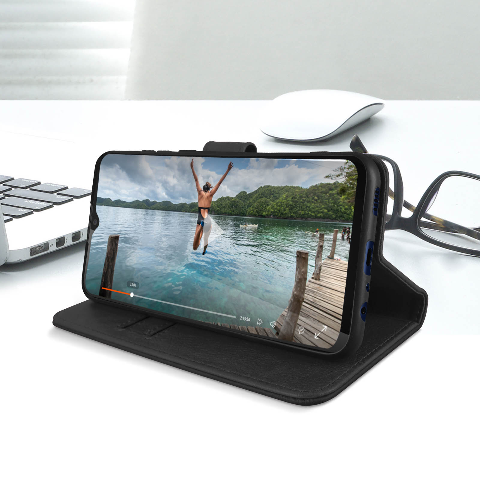 Telefono in una custodia che mostra un video di una persona che salta in acqua. Il telefono è su un tavolo.