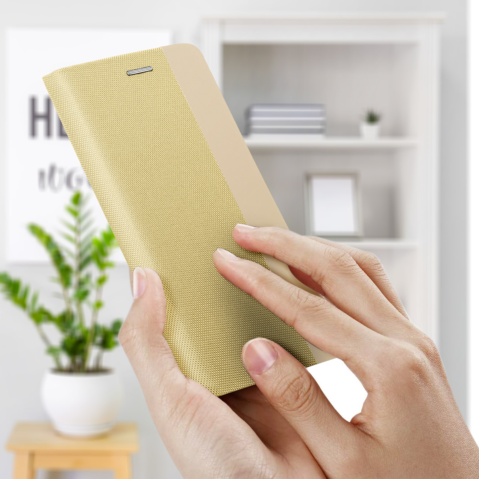 Manos sosteniendo una funda de teléfono dorada.
