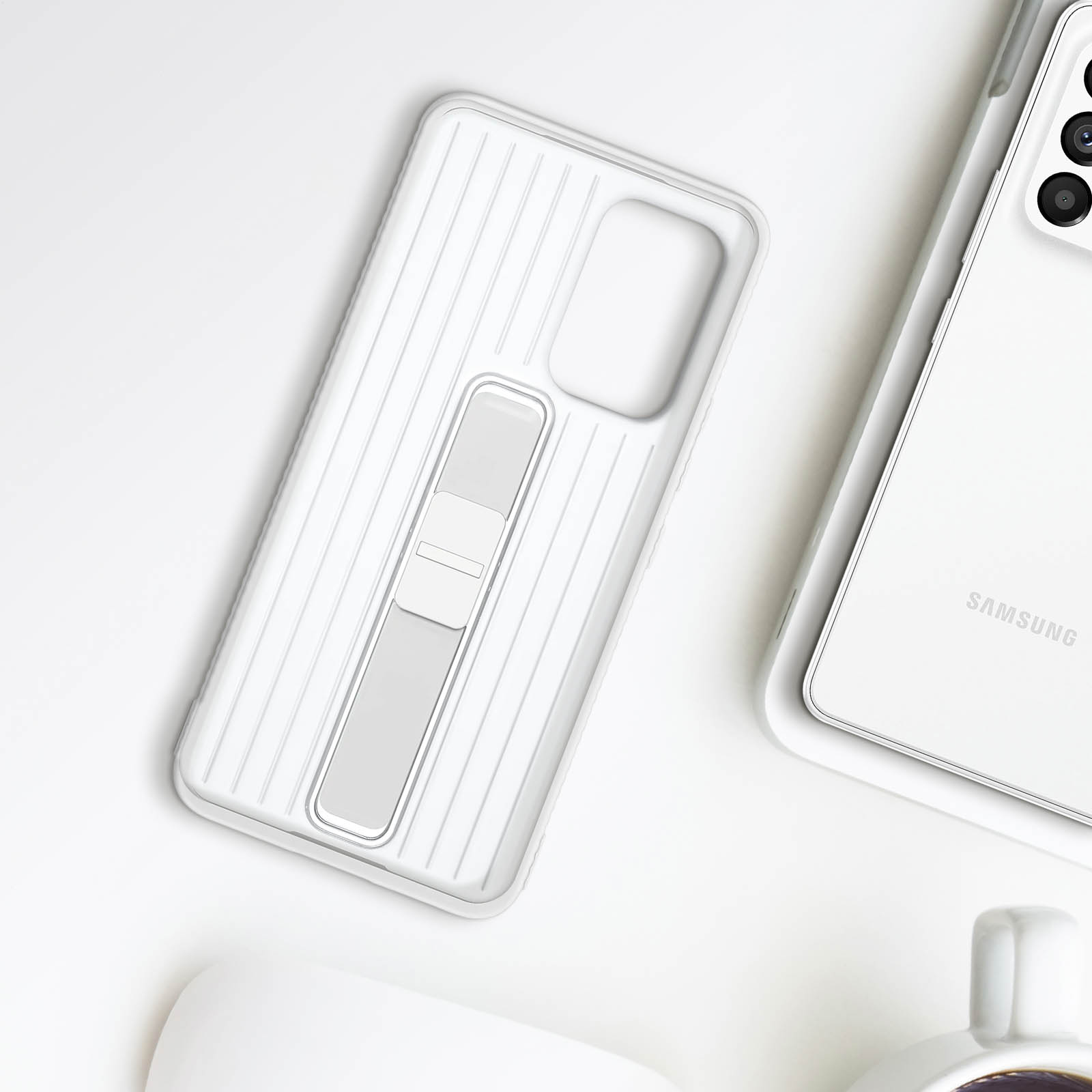 Funda de teléfono blanca con soporte. Un teléfono blanco está al lado en una superficie blanca.
