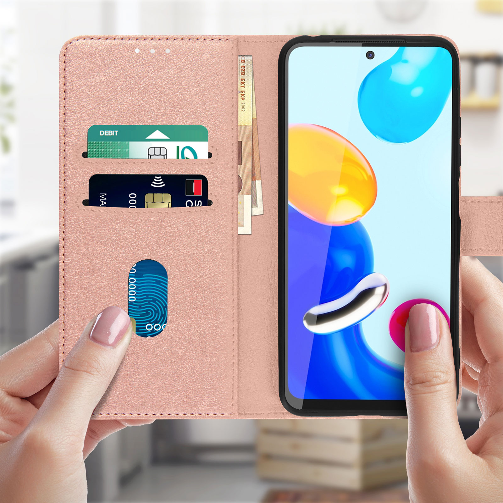 Custodia aperta con carte e contanti. Schermo mostra interfaccia colorata.