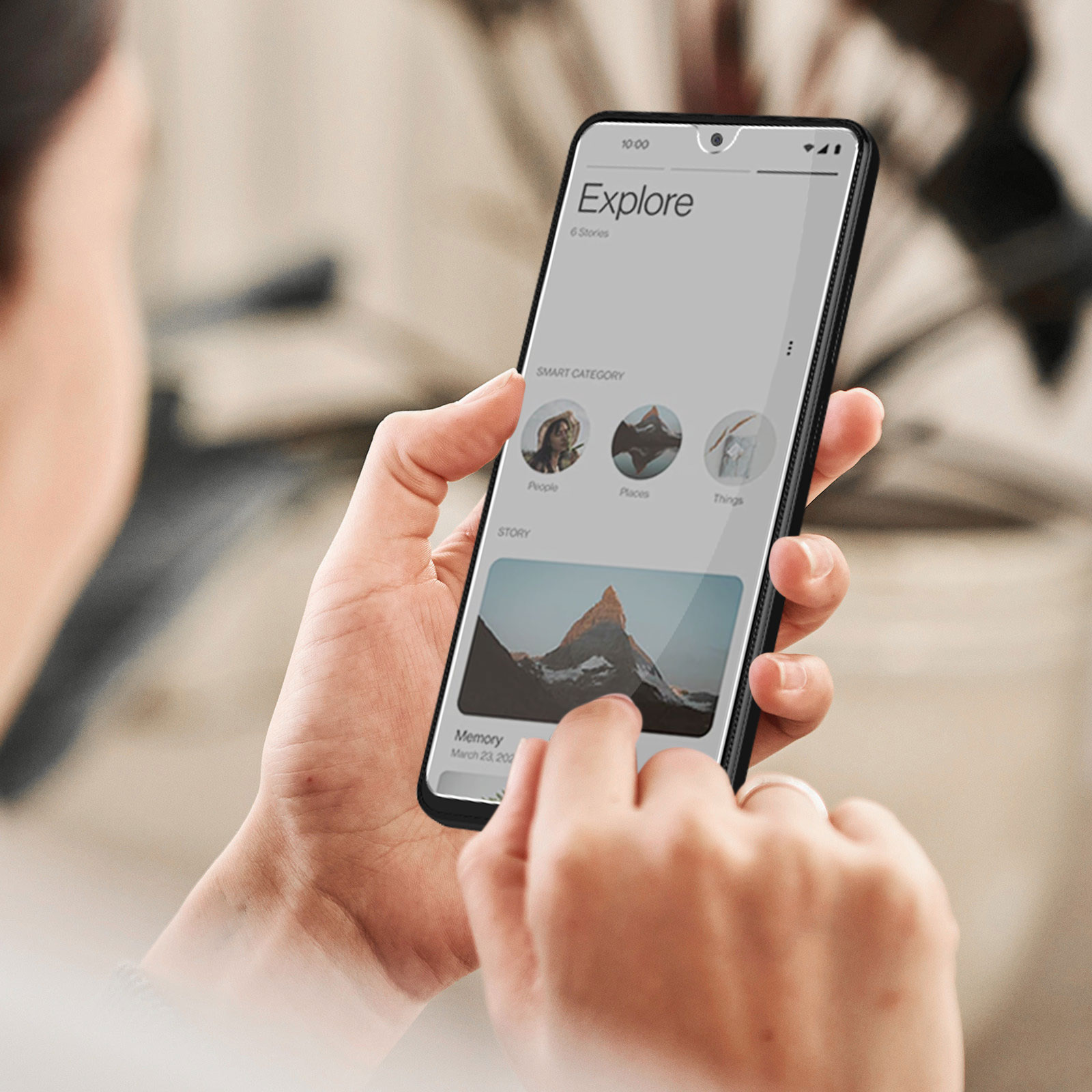 Een persoon die een telefoon vasthoudt met een app-interface.