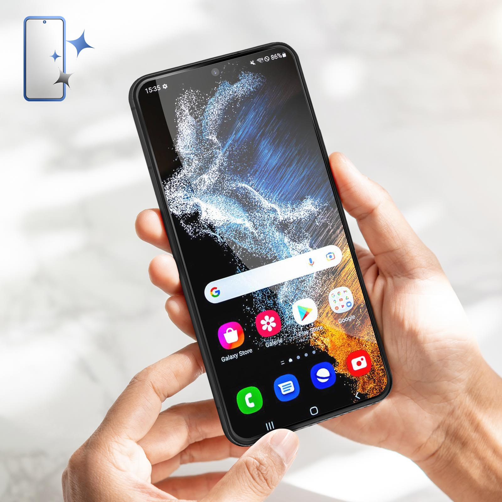 Mani che tengono uno smartphone con app in mostra. Sfondo cielo blu. Un proteggi schermo è visibile.