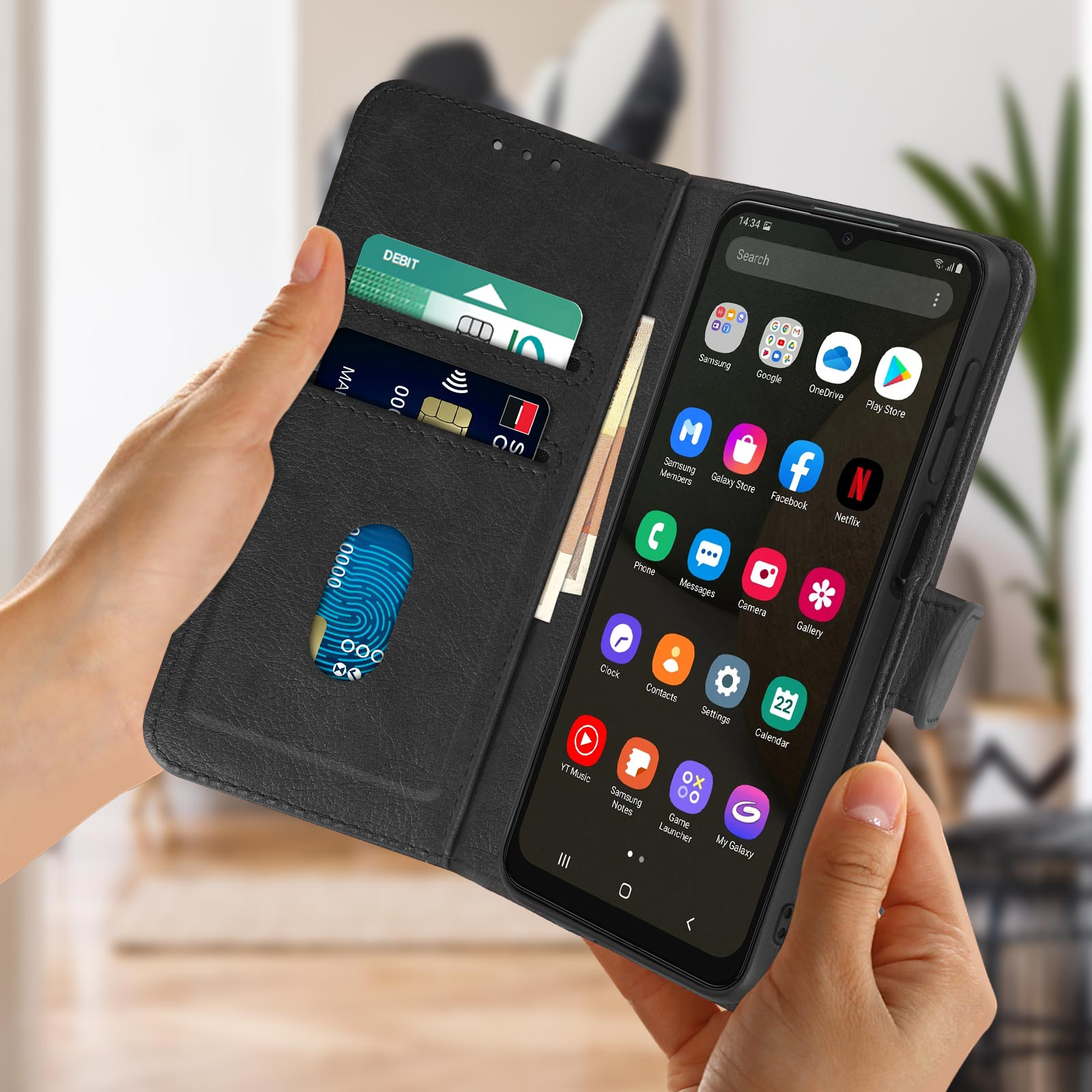 De handen van een persoon die een open zwarte telefoonhoes vasthoudt met een telefoon waarop apps en kaarten worden weergegeven.