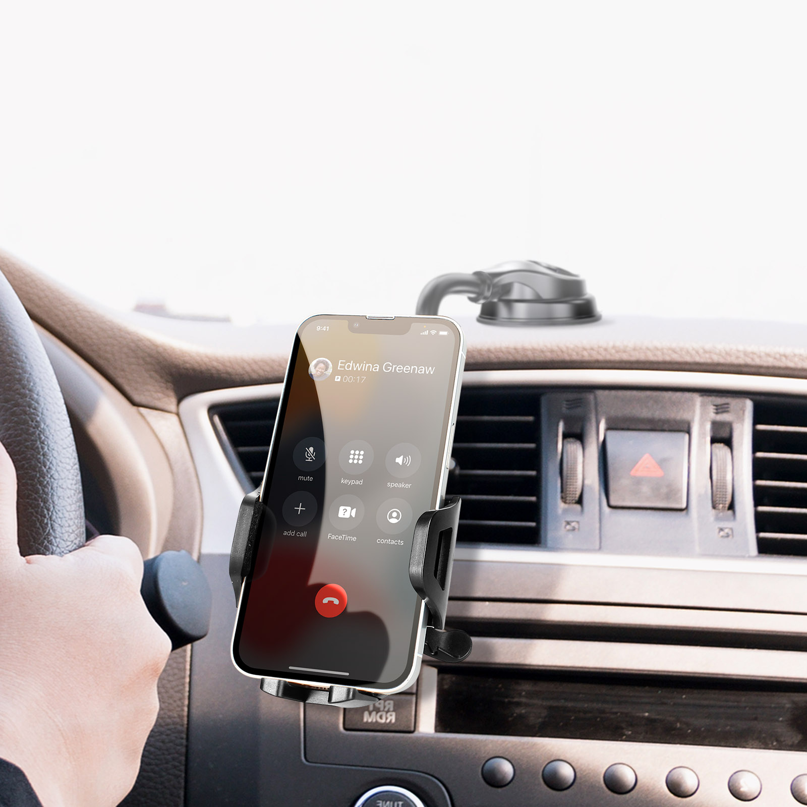 Ein Telefon, das einen Anrufbildschirm in einem Auto anzeigt. Das Telefon ist in einem Halter. Armaturenbrett im Hintergrund.