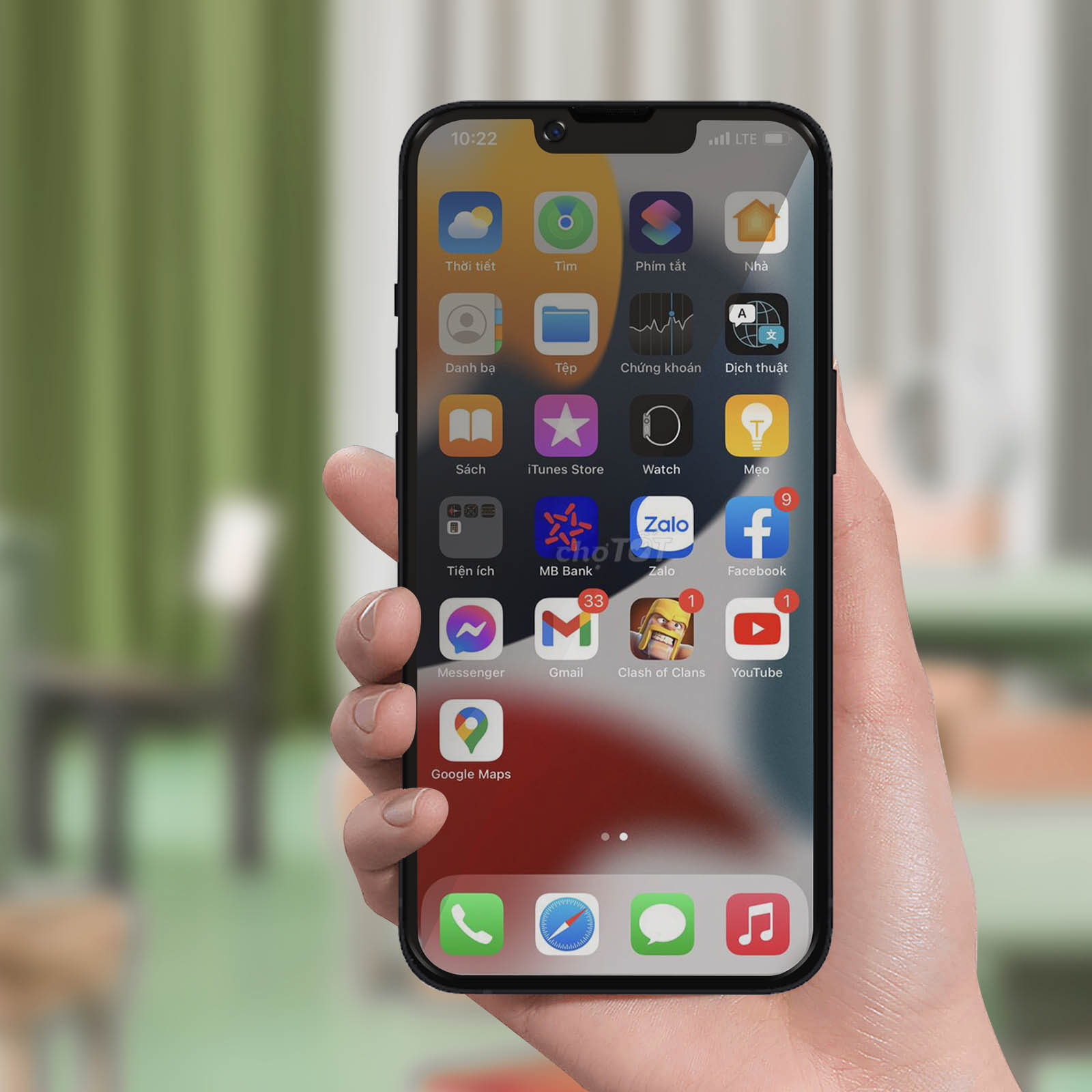 Mano che tiene un telefono che mostra una schermata iniziale piena di app. Sono visibili le icone di varie app.