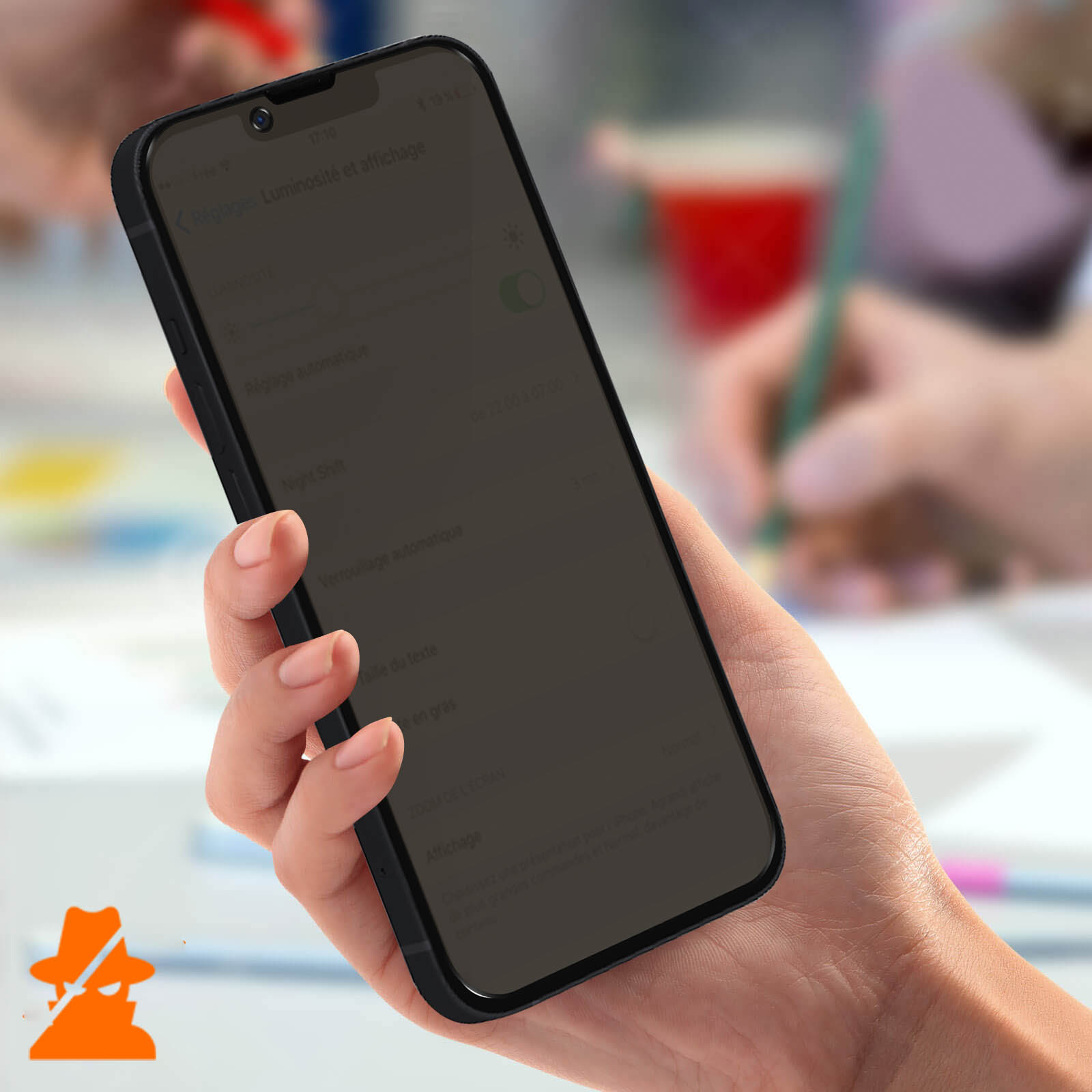 Mano che tiene un telefono con schermo scuro, che mostra un filtro privacy.