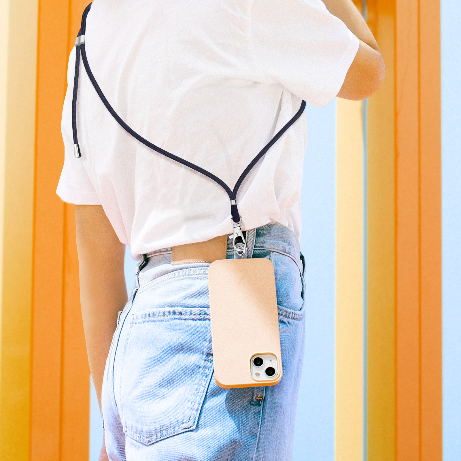 Persona con maglietta bianca e jeans, con telefono su cordino.