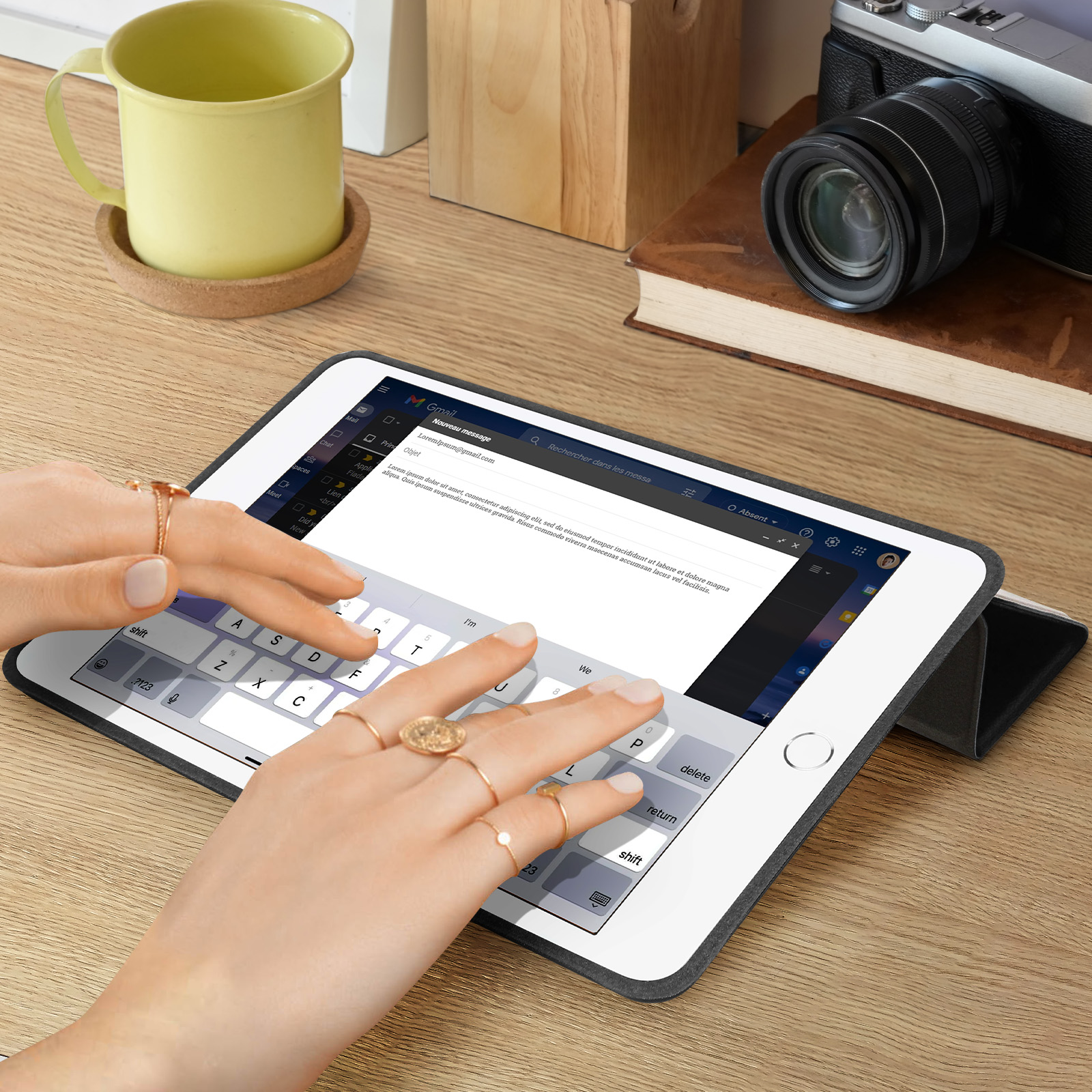 Una persona che scrive su un tablet con anelli alle dita.