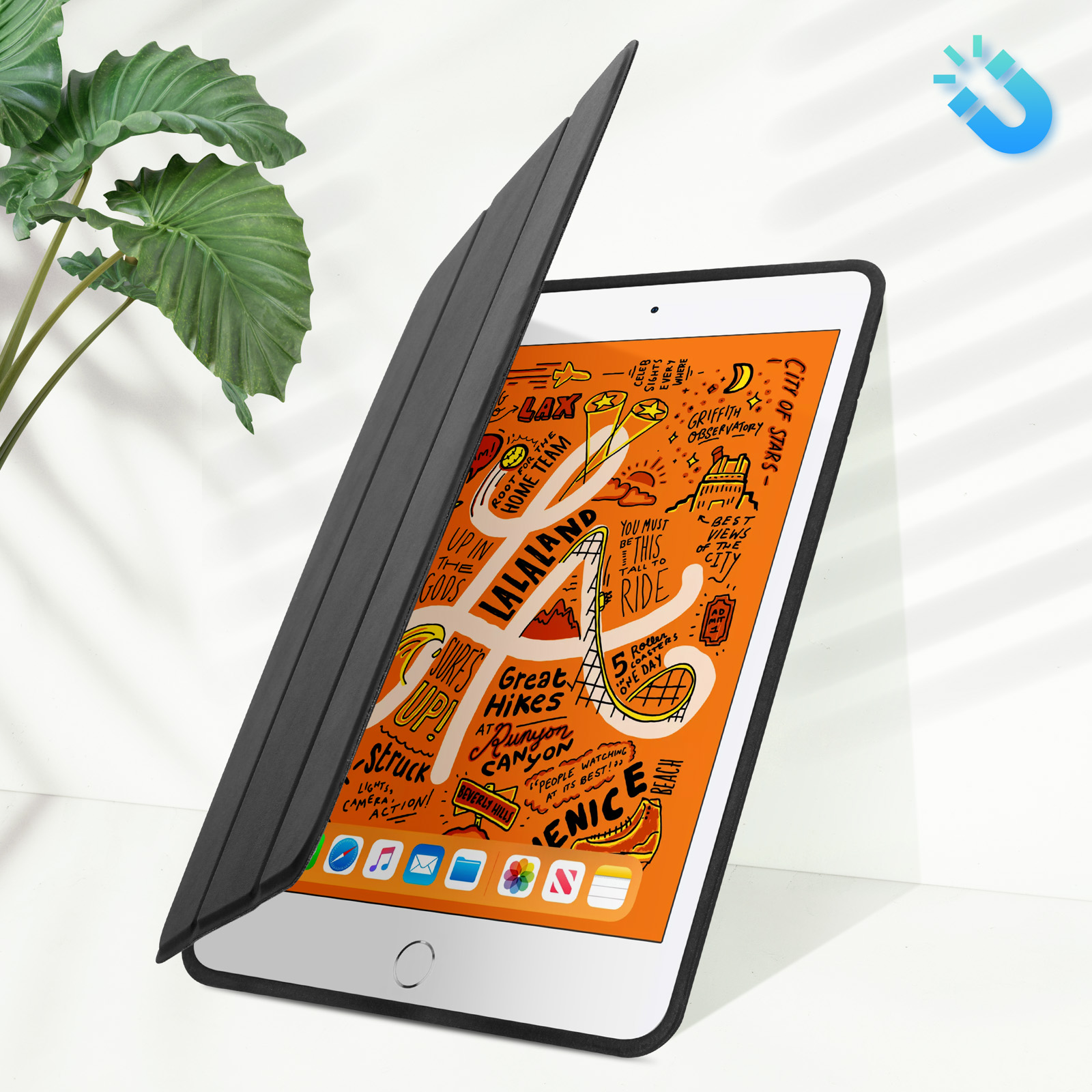 Una custodia per iPad nera aperta con una mappa della città sullo schermo.