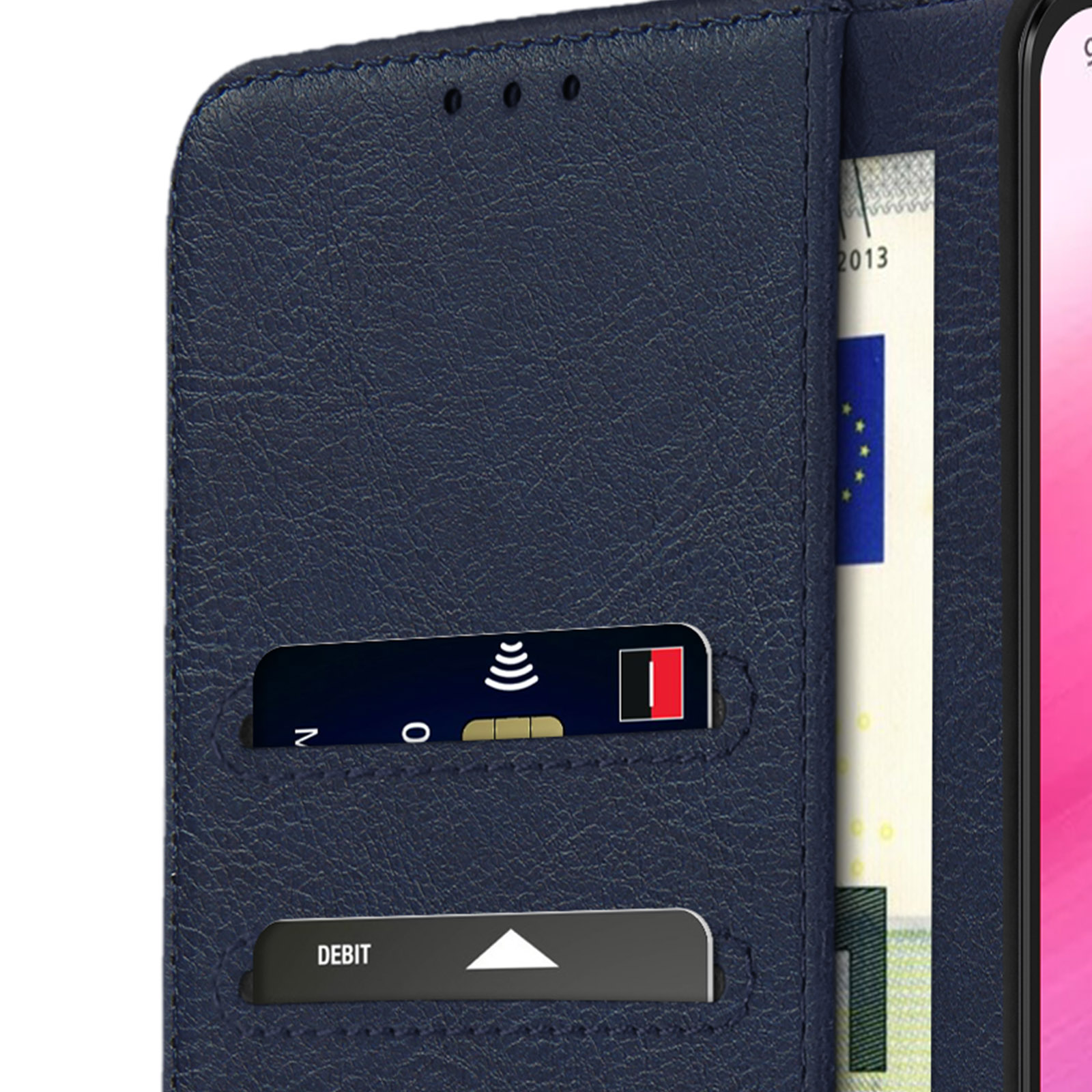 Un étui de téléphone bleu marine avec des fentes pour cartes. Cartes et argent dans les fentes.