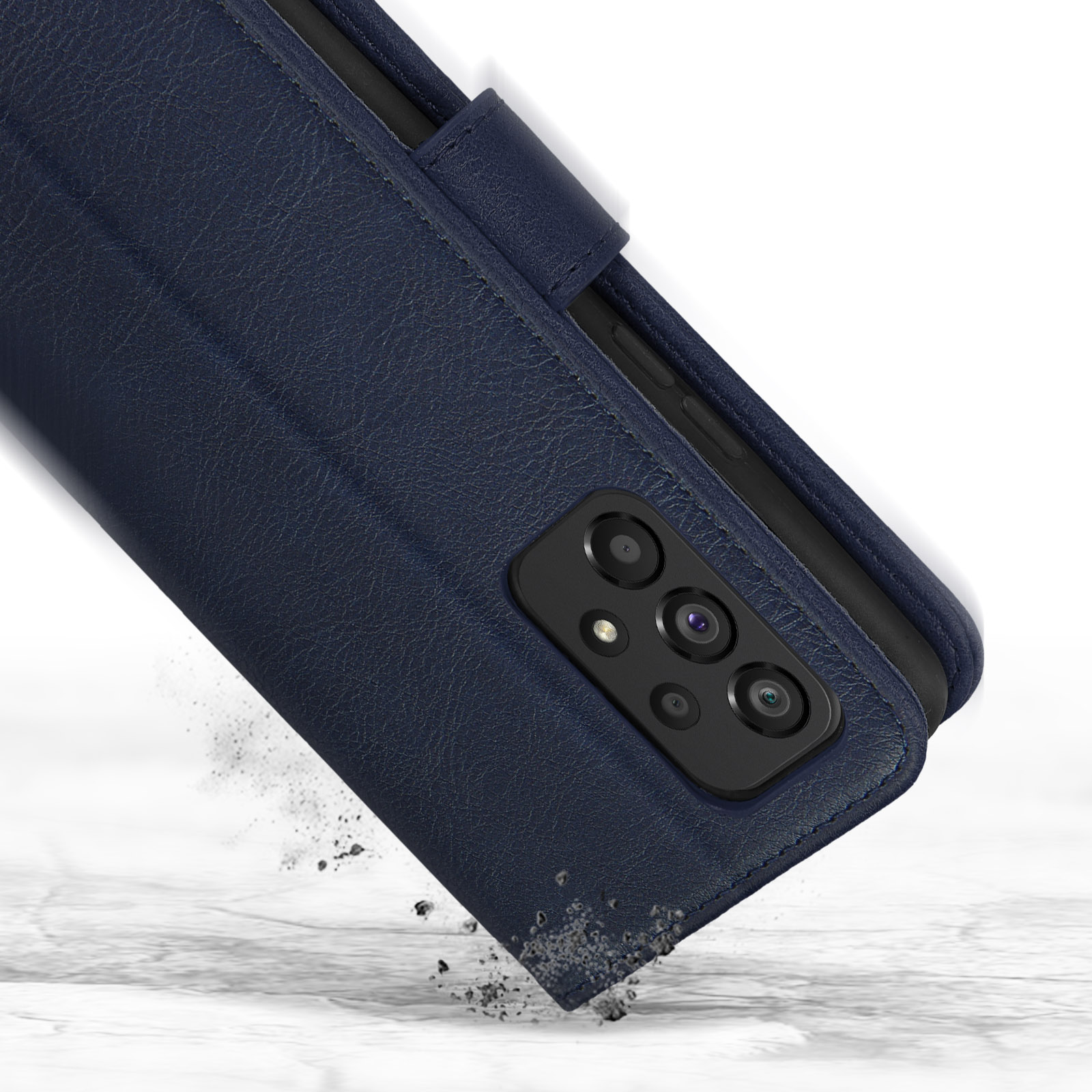 Un téléphone dans un étui en cuir bleu, sur une surface. De la poussière flotte autour.