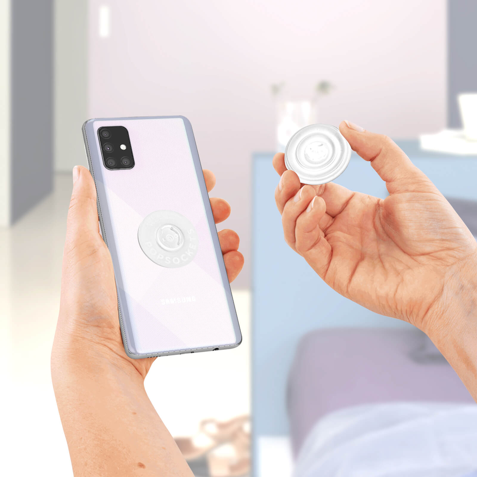 Eine Person hält ein Telefon mit einem PopSocket und dem PopSocket selbst.