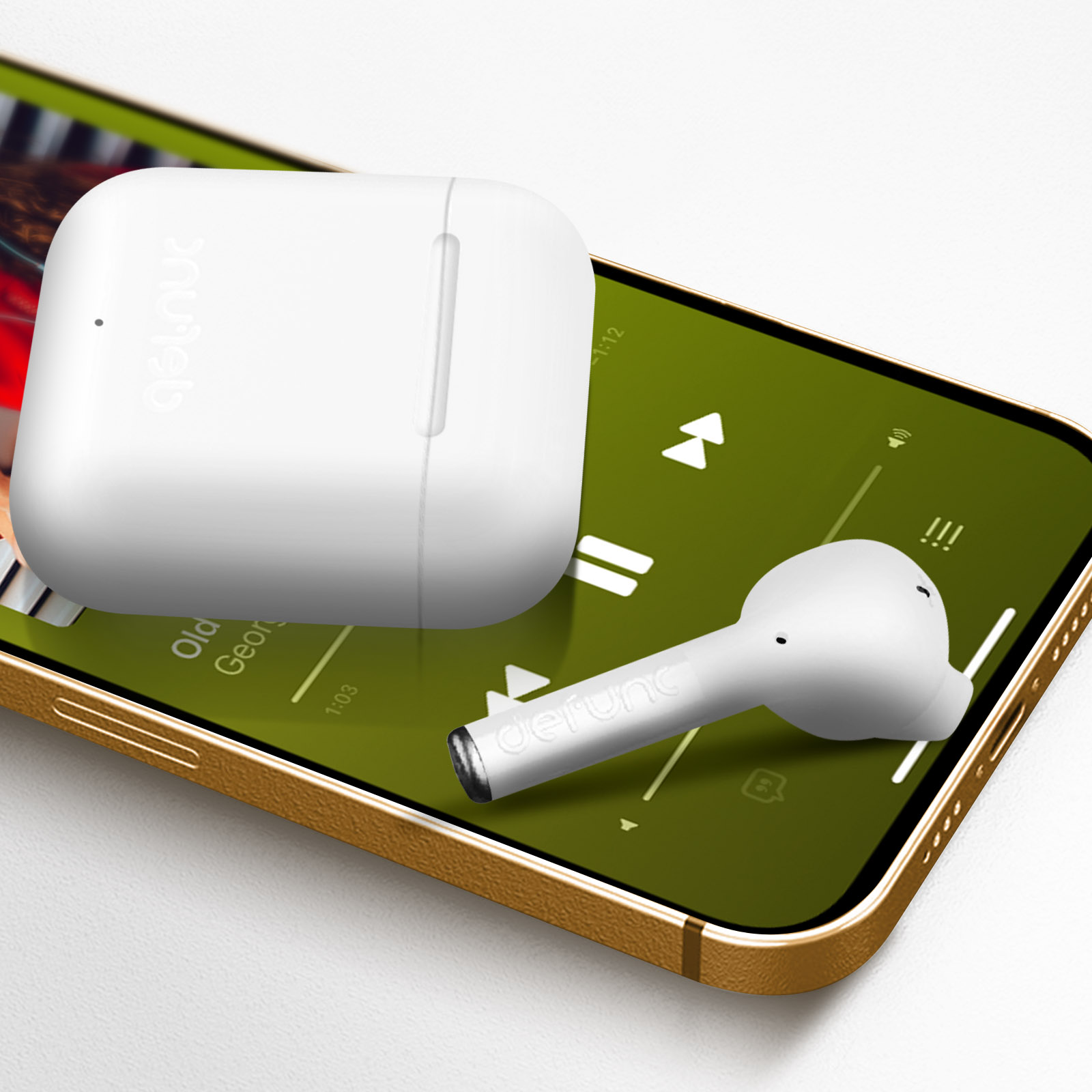 Auricolari bianchi e custodia di ricarica su uno schermo del telefono che mostra un'app musicale.