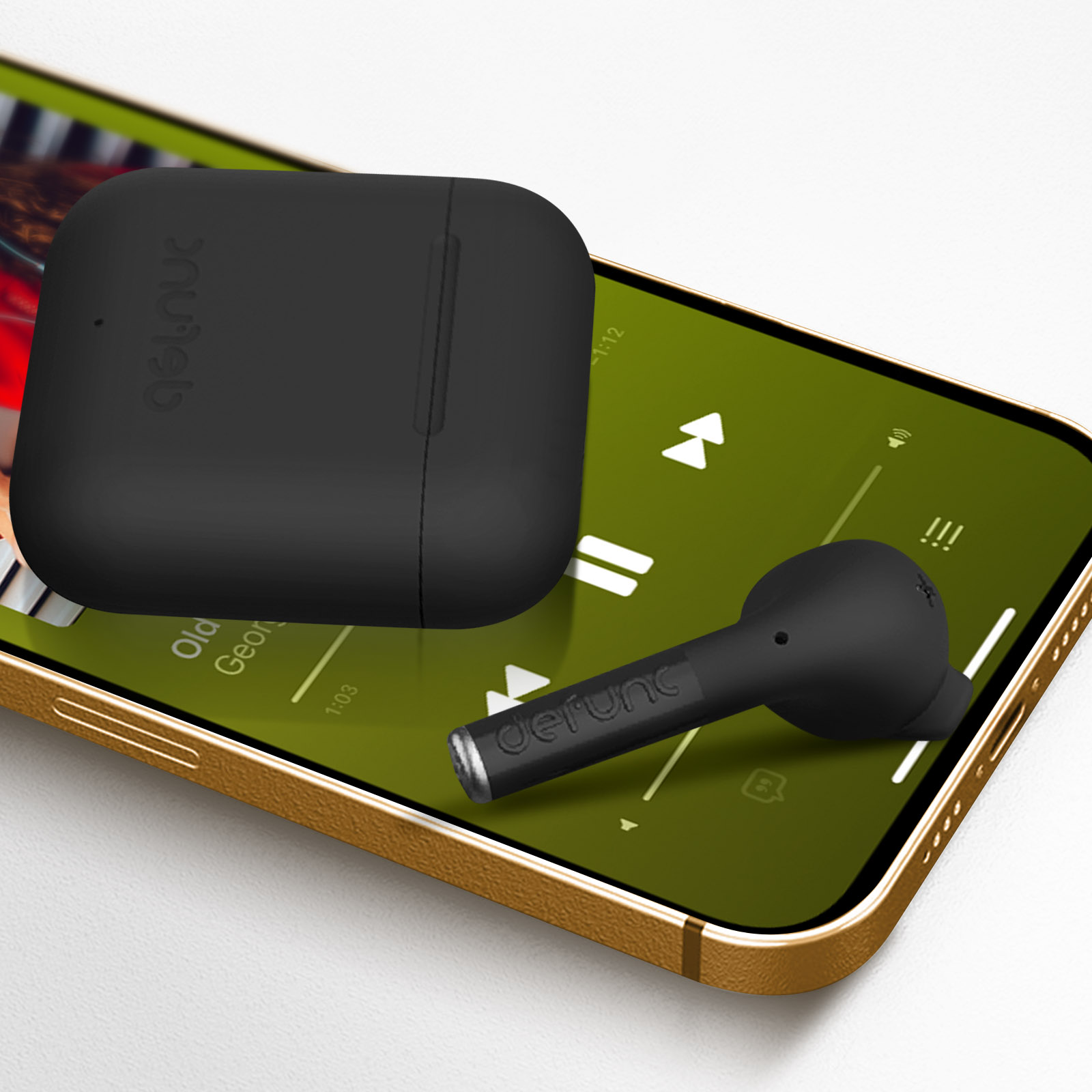 Auricolari neri e custodia di ricarica. Gli auricolari sono vicino alla custodia aperta e un telefono è in vista.