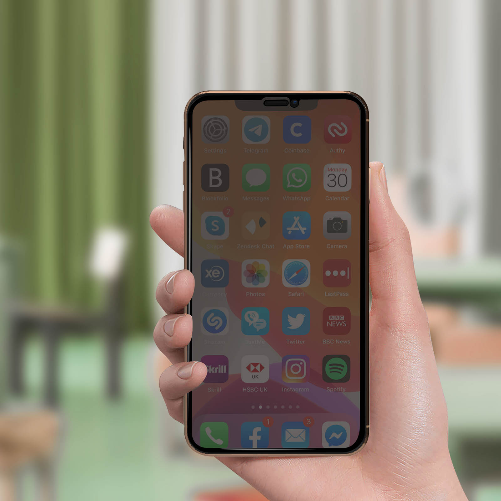 Mano che tiene un telefono con una custodia. Il telefono mostra app e un calendario.