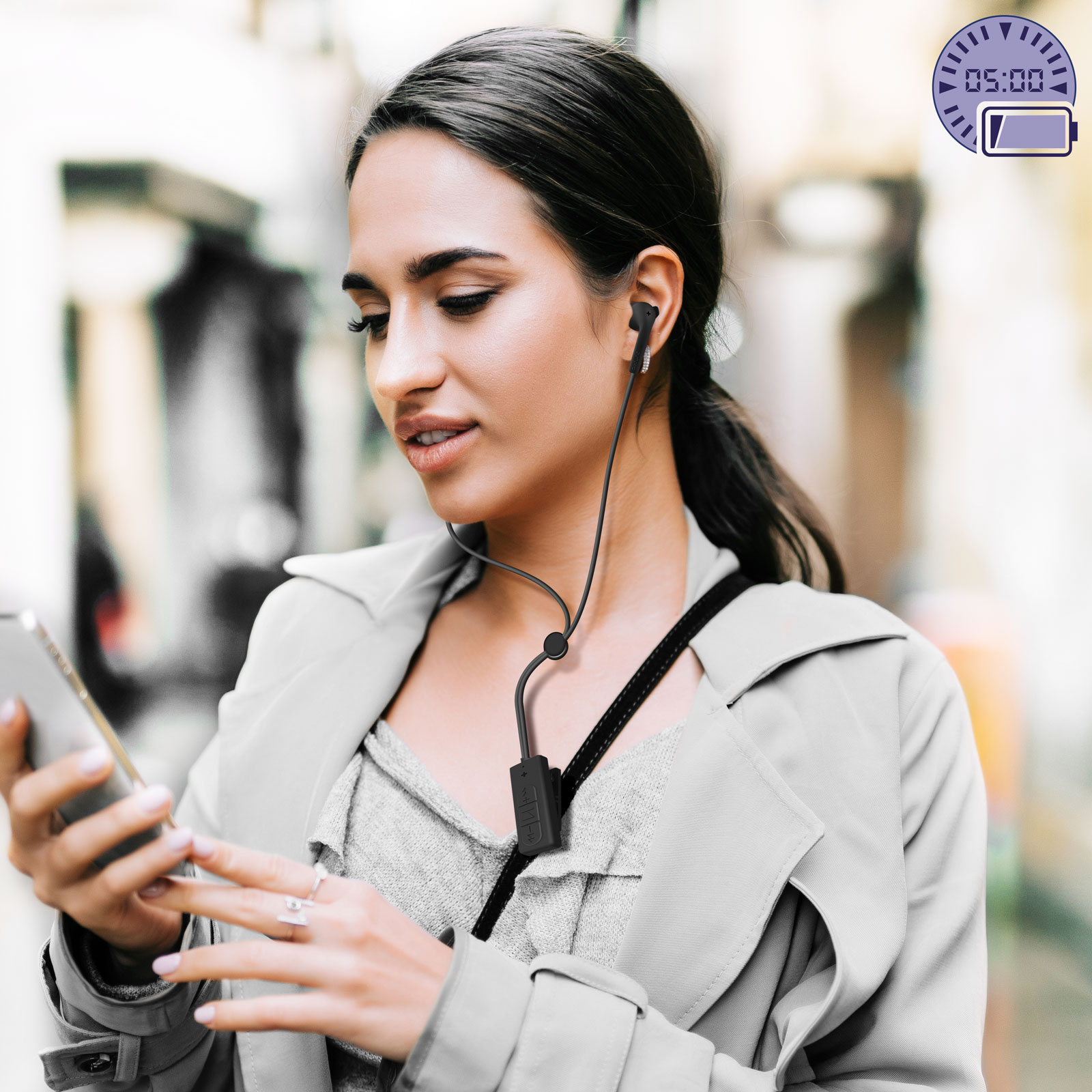 Donna con auricolari, tiene il telefono, cammina. Icona batteria mostra 5 minuti rimanenti.