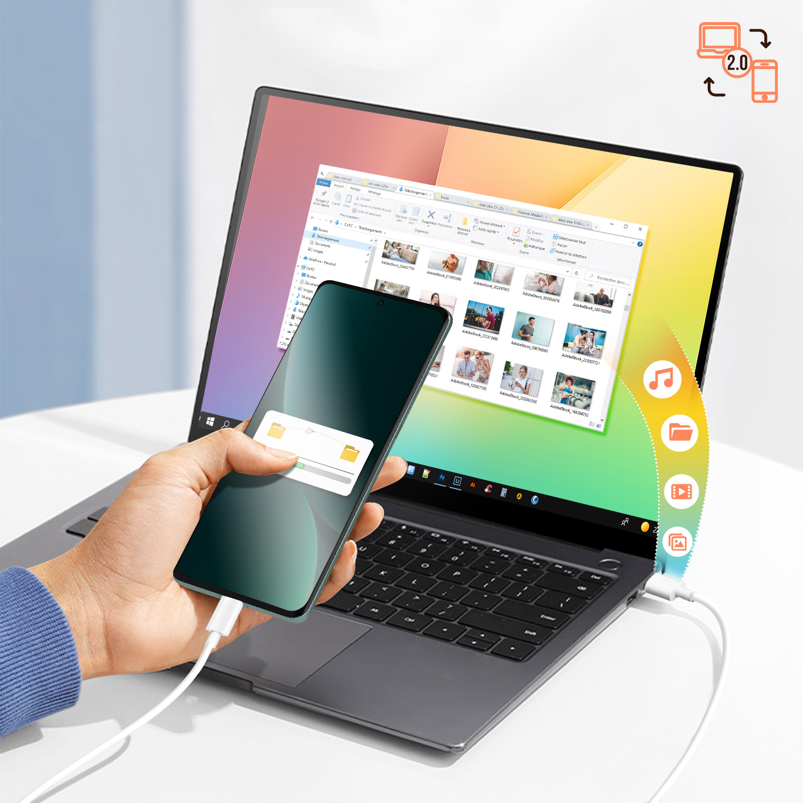 Mano che tiene un telefono collegato a un laptop. Il telefono trasferisce file. Icone indicano trasferimento dati.