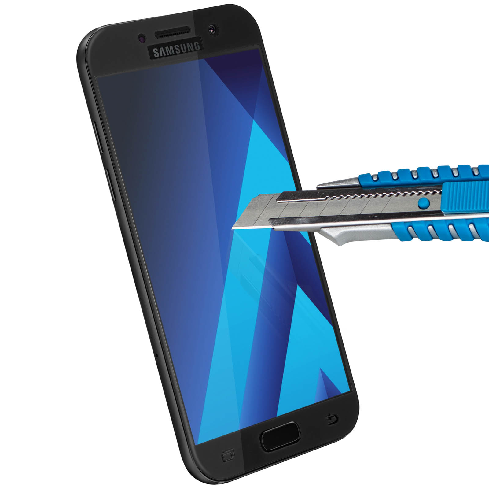 Un telefono Samsung nero viene tagliato con un taglierino blu e argento. Lo schermo mostra un motivo geometrico blu.