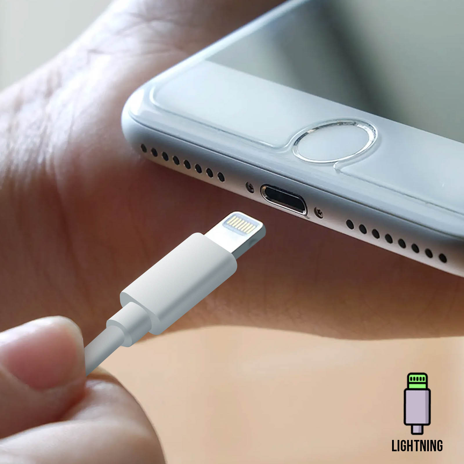 Eine Hand, die ein weißes Lightning-Kabel mit einem Telefon verbindet. Blitzsymbol.