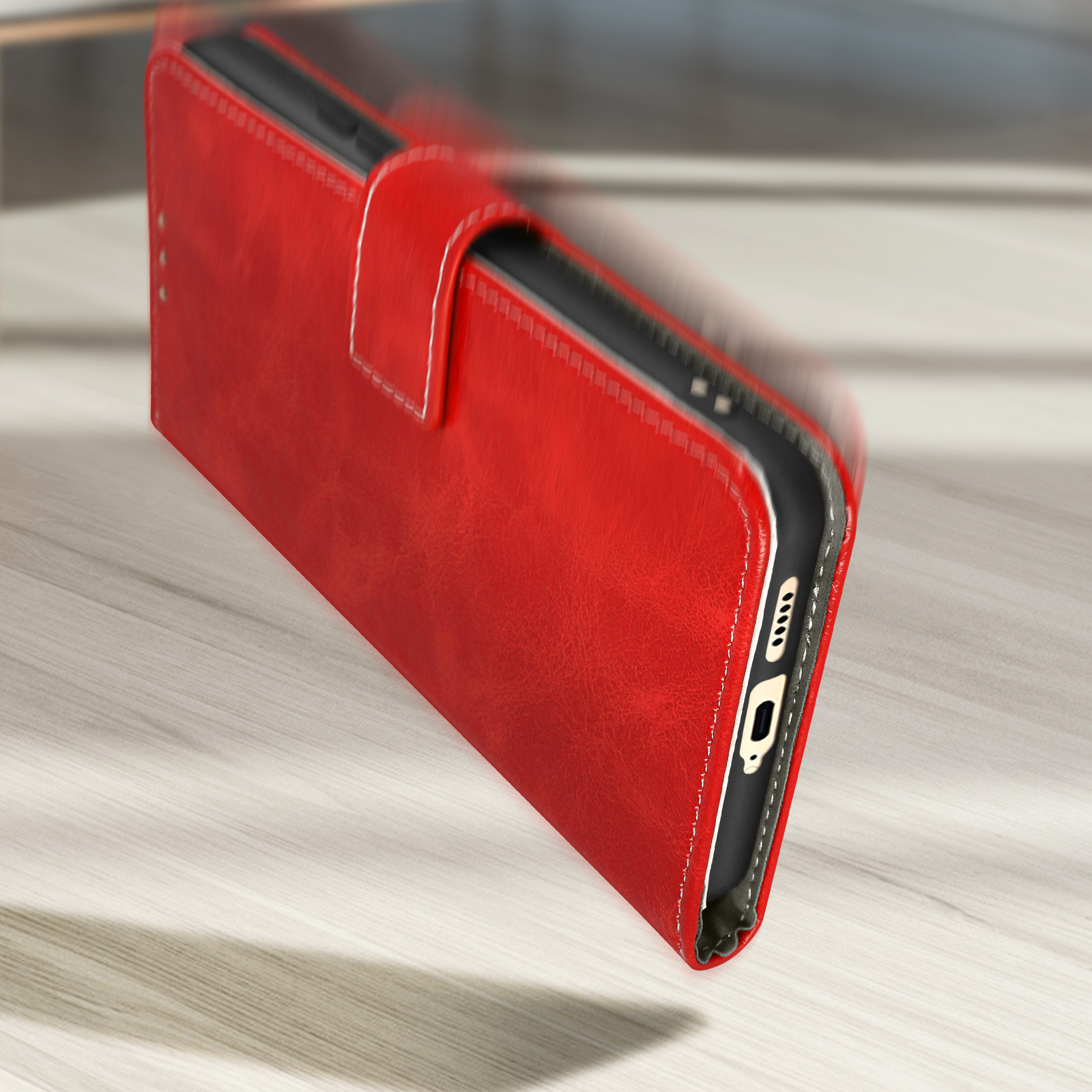 Custodia in pelle rossa con cuciture bianche, su superficie di legno.