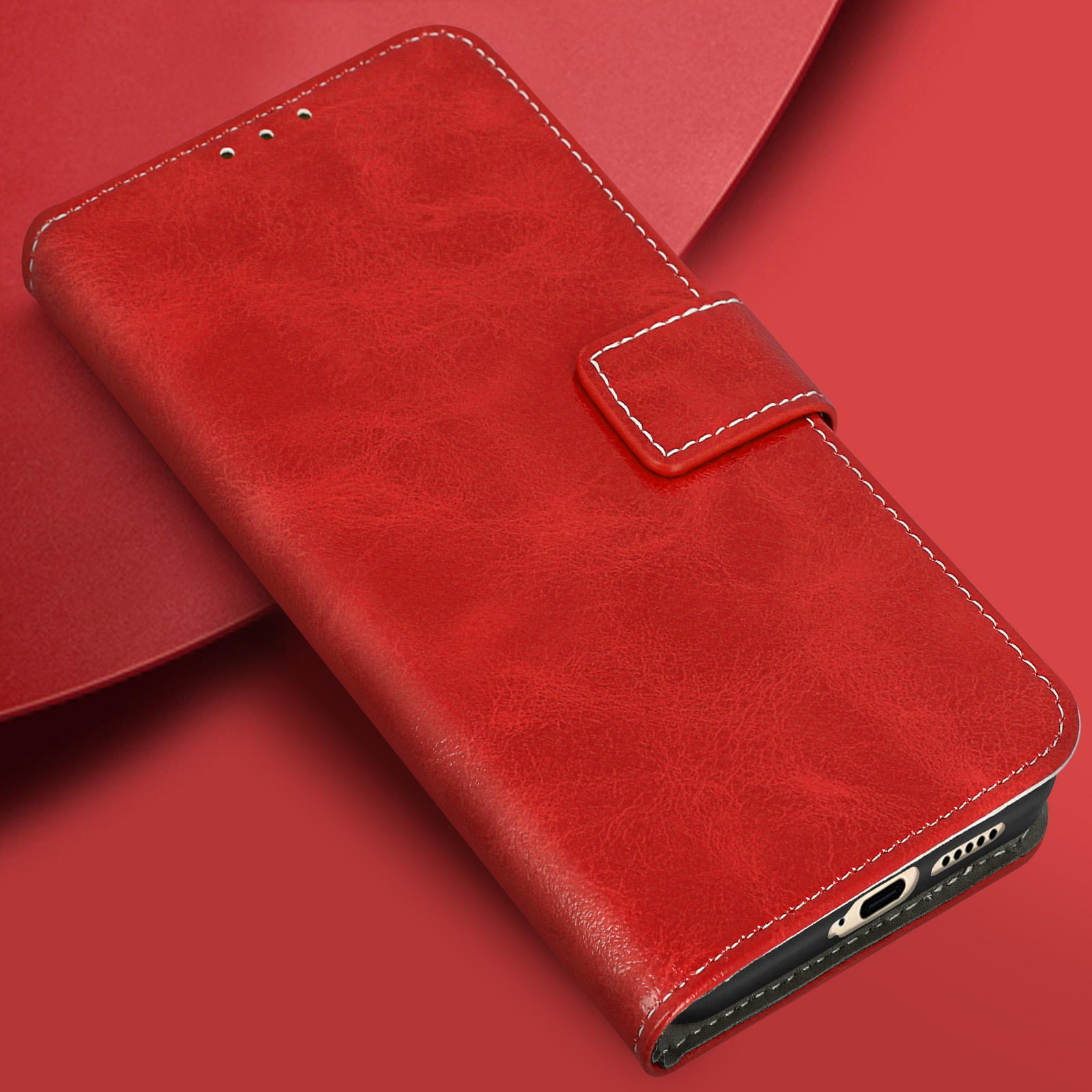 Custodia rossa, aperta. Con carte all'interno. Superficie rossa, cuciture bianche.
