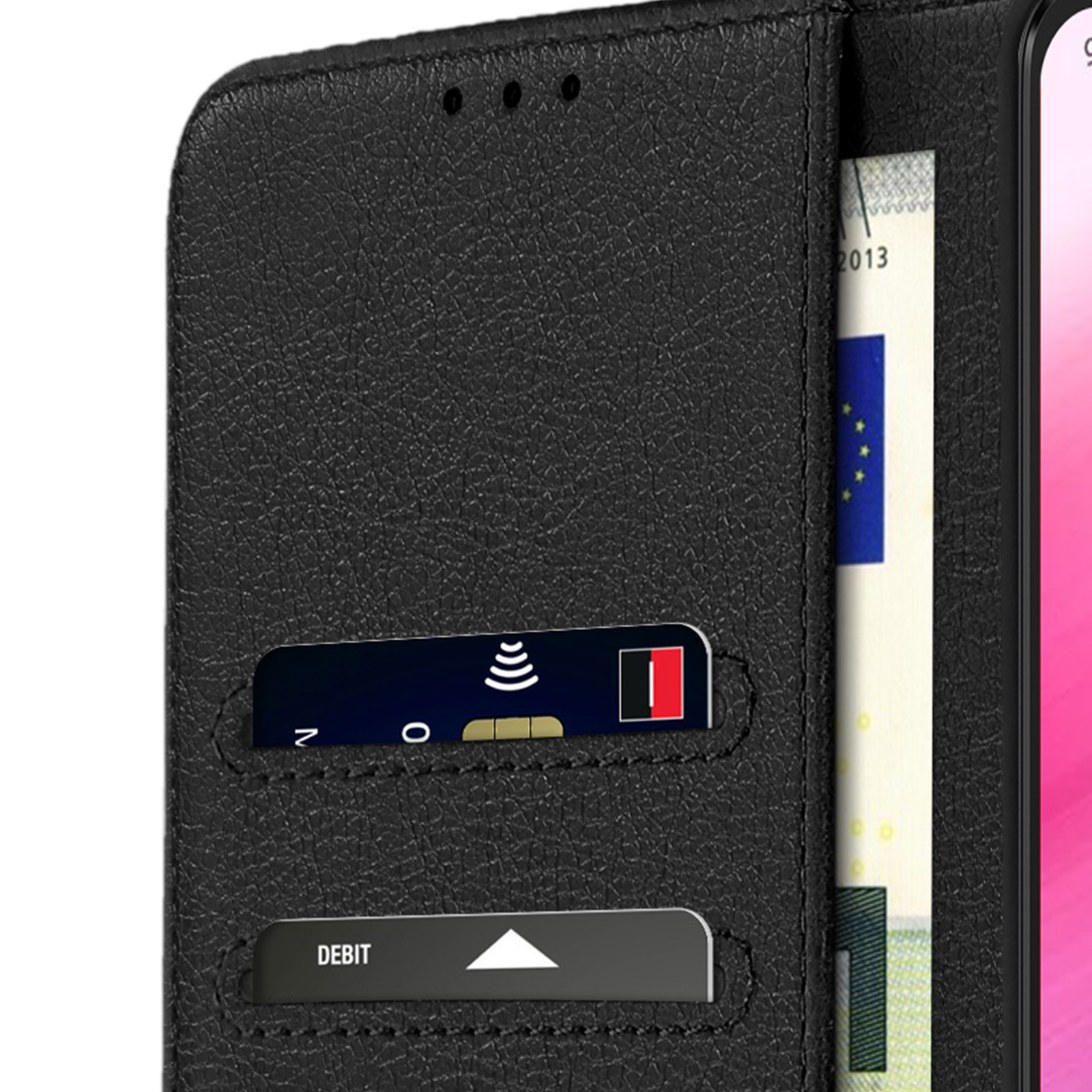 Coque de téléphone avec cartes Visa et débit. Étui en cuir noir, fentes pour cartes. Gros plan sur les fentes.
