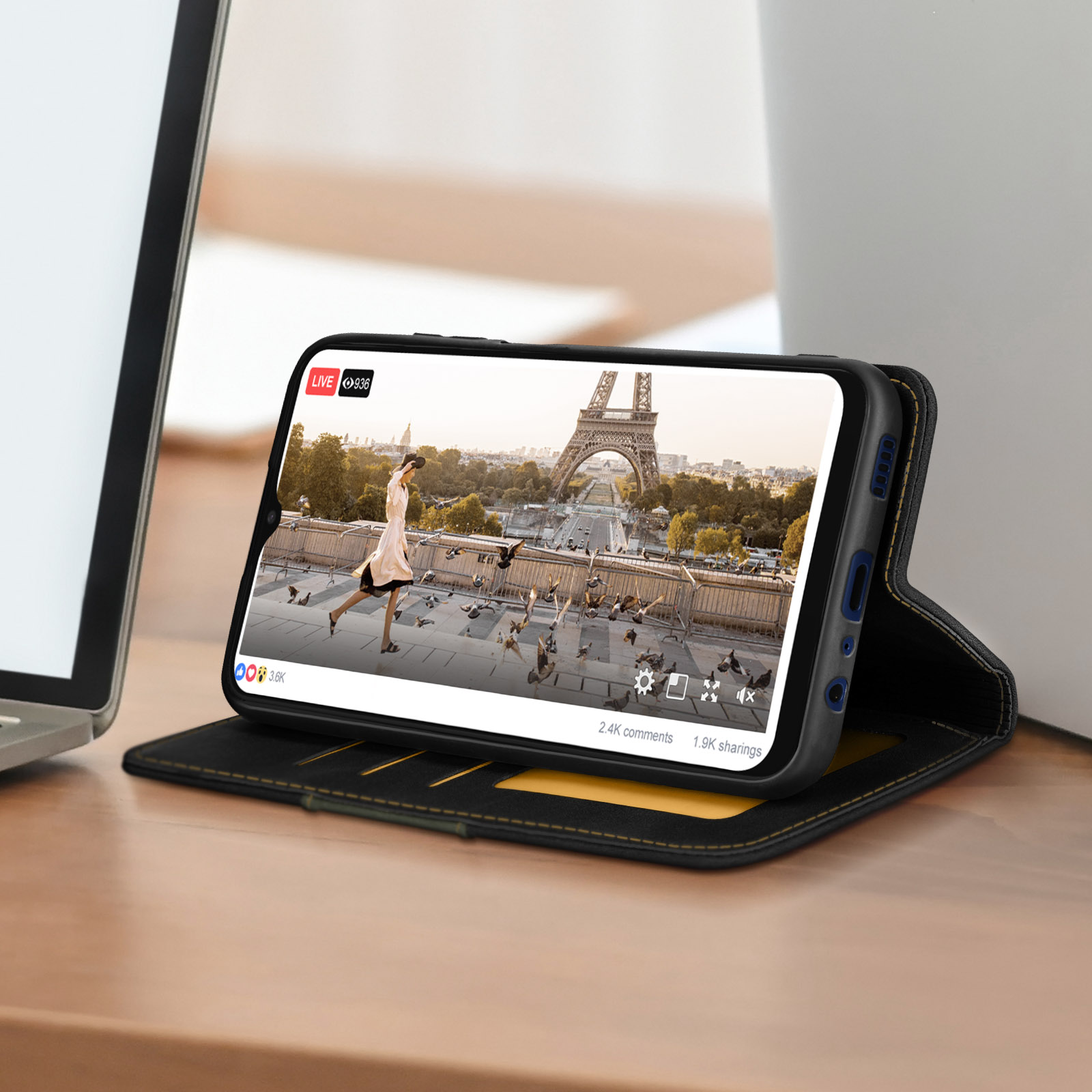 Telefono in custodia nera, mostra video in diretta della Torre Eiffel.