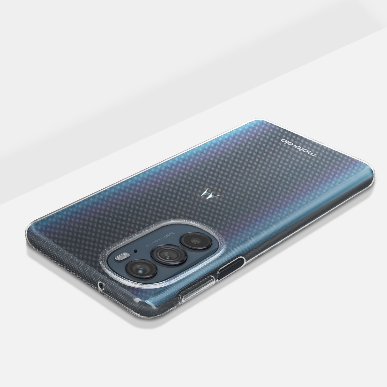 Telefono con custodia, angolato su una superficie bianca. Il telefono ha tre fotocamere.