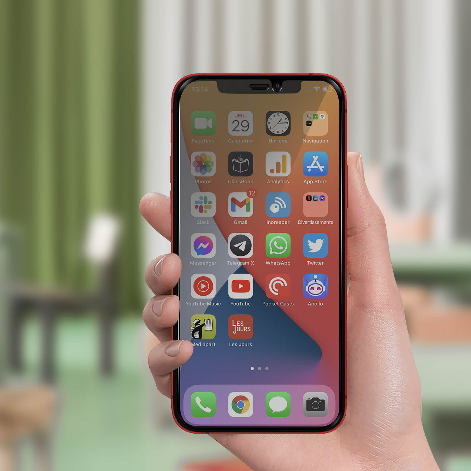 Mano che tiene un telefono rosso che mostra le icone delle app.