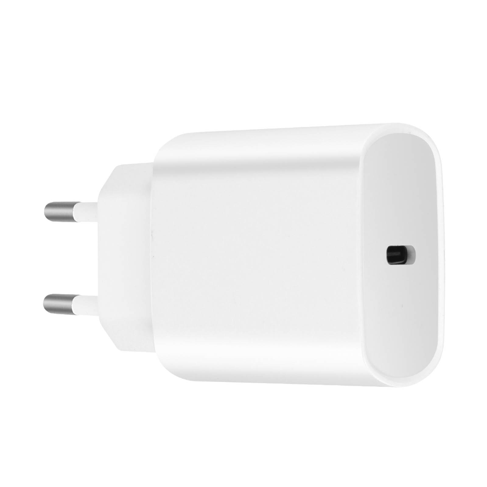 Un caricabatterie per telefono bianco con due spine. Una porta USB-C è sul lato.