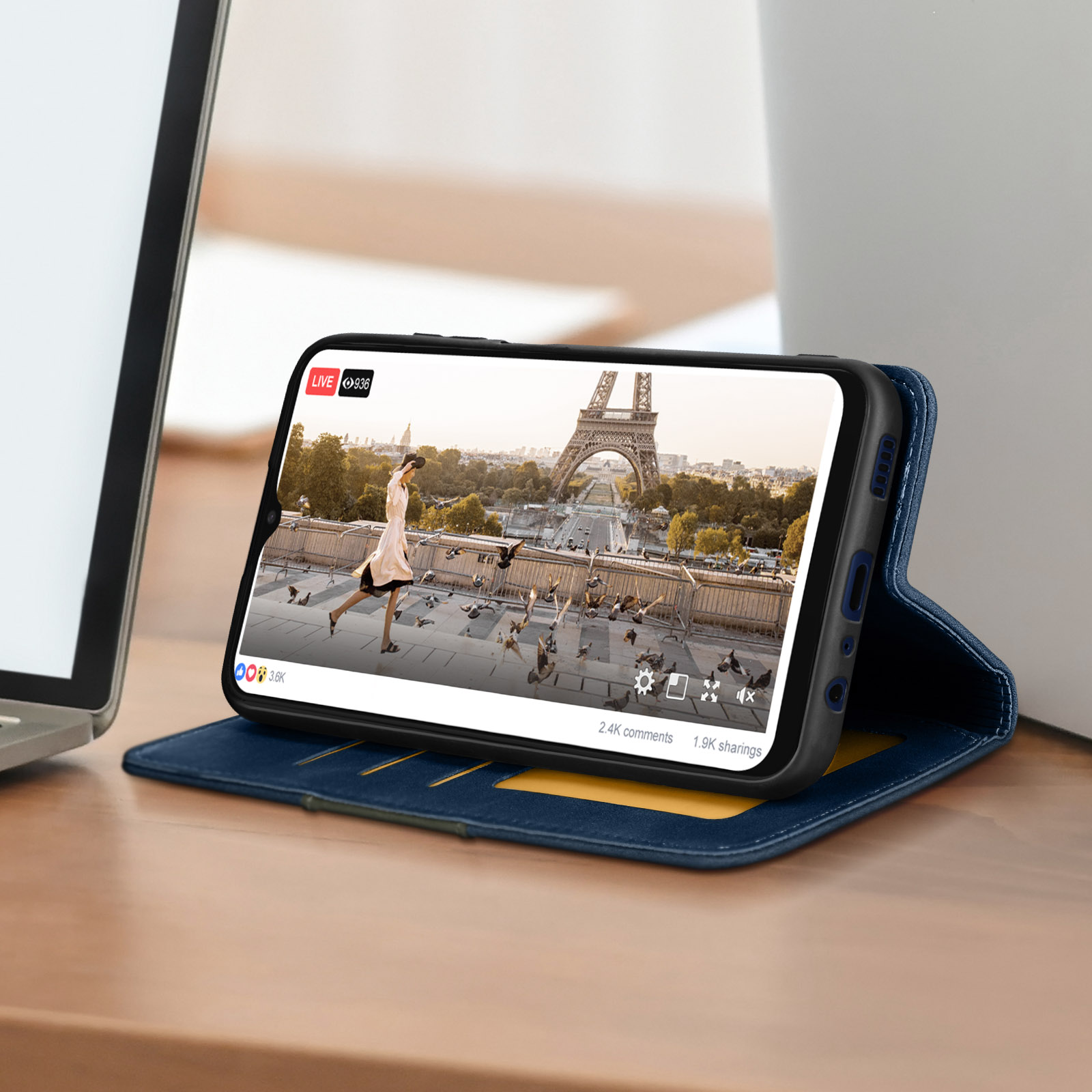 Telefono in custodia blu, mostra video in diretta della Torre Eiffel.