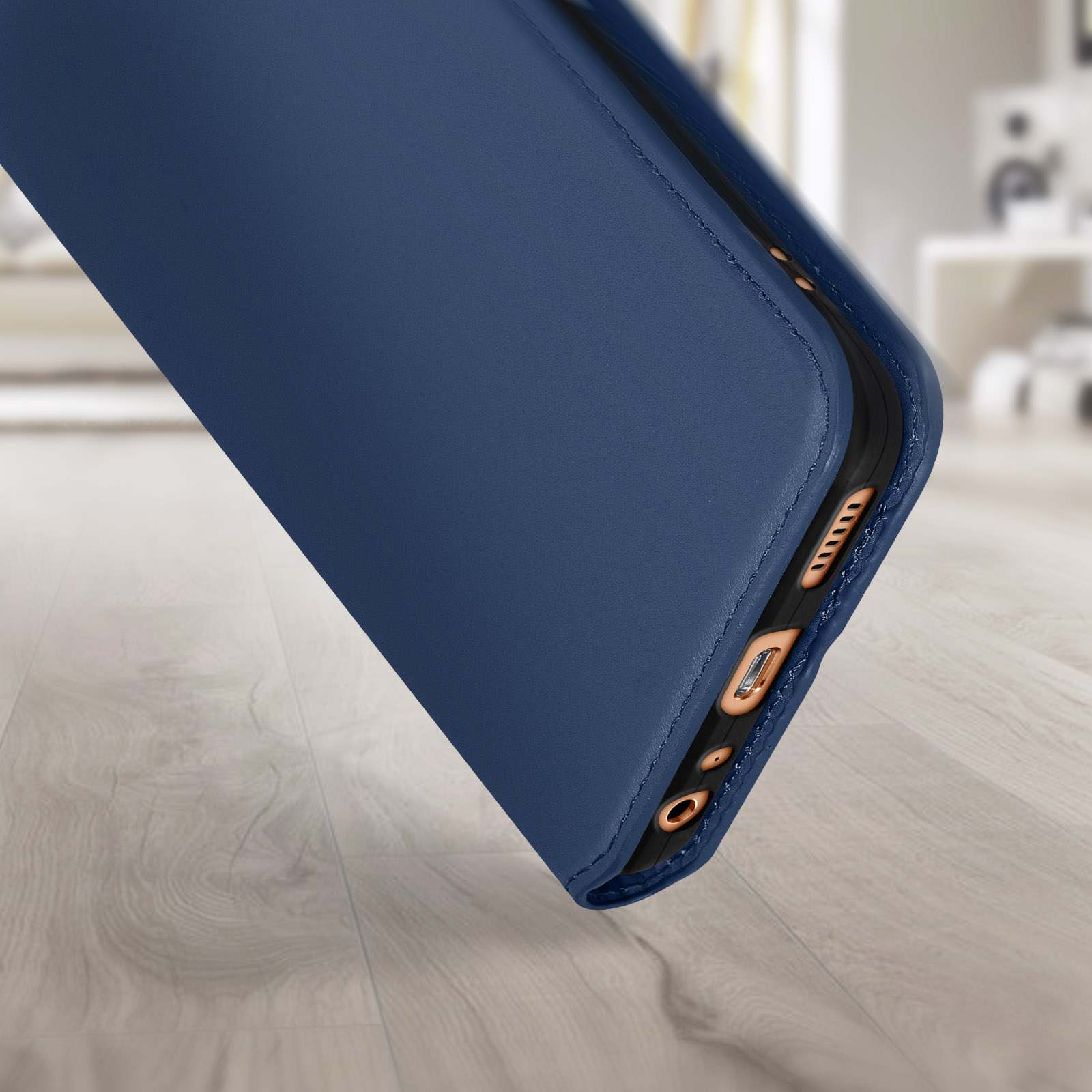 Donkerblauwe telefoonhoes, schuine weergave. Toont de zijkant met poorten en knoppen.
