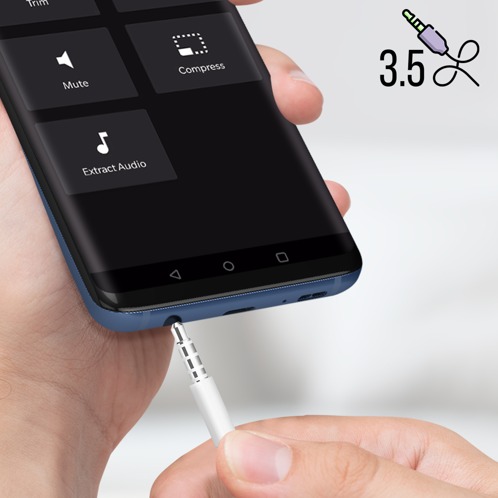 Una mano sosteniendo un teléfono con conector de 3,5 mm, mostrando software de edición de audio.