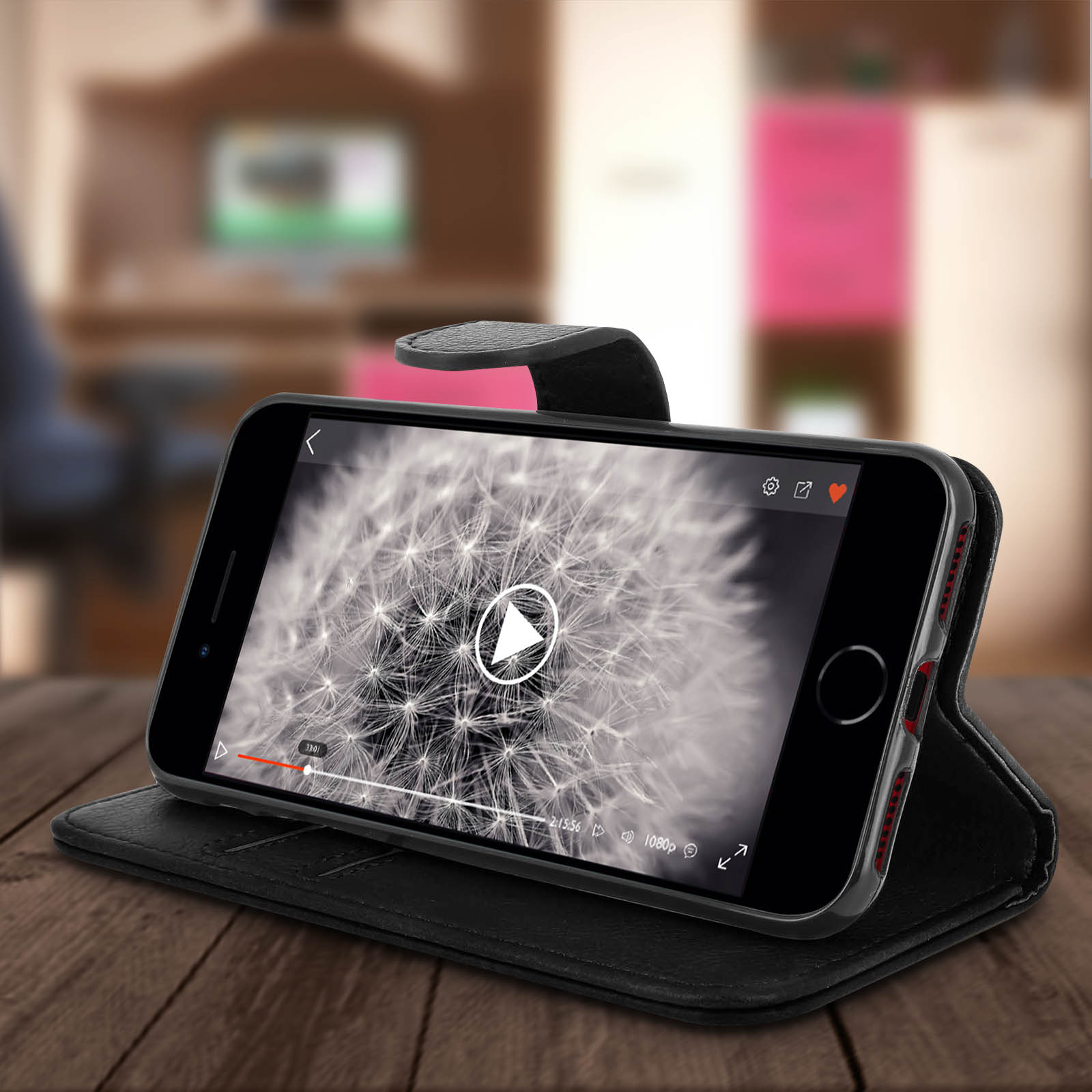 Custodia nera aperta, che mostra lo schermo di un telefono. Lo schermo ha un video in riproduzione.