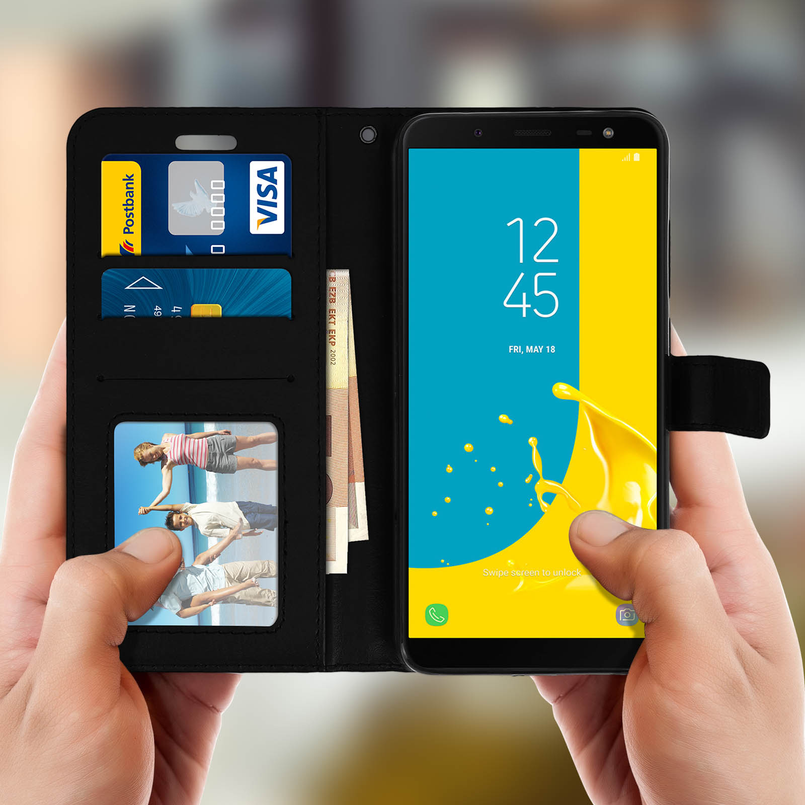 Mani che tengono una custodia per telefono con un telefono e delle carte. Il telefono visualizza uno schermo giallo con icone.