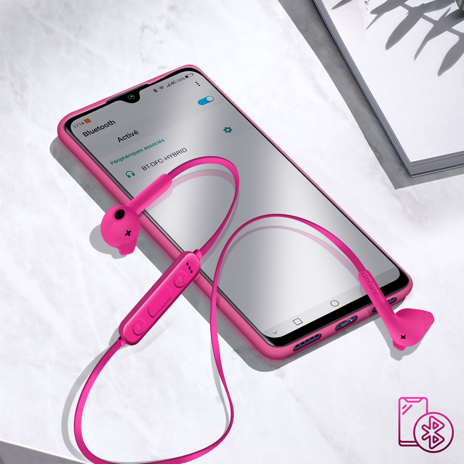 Cuffie e telefono rosa con connessione Bluetooth.