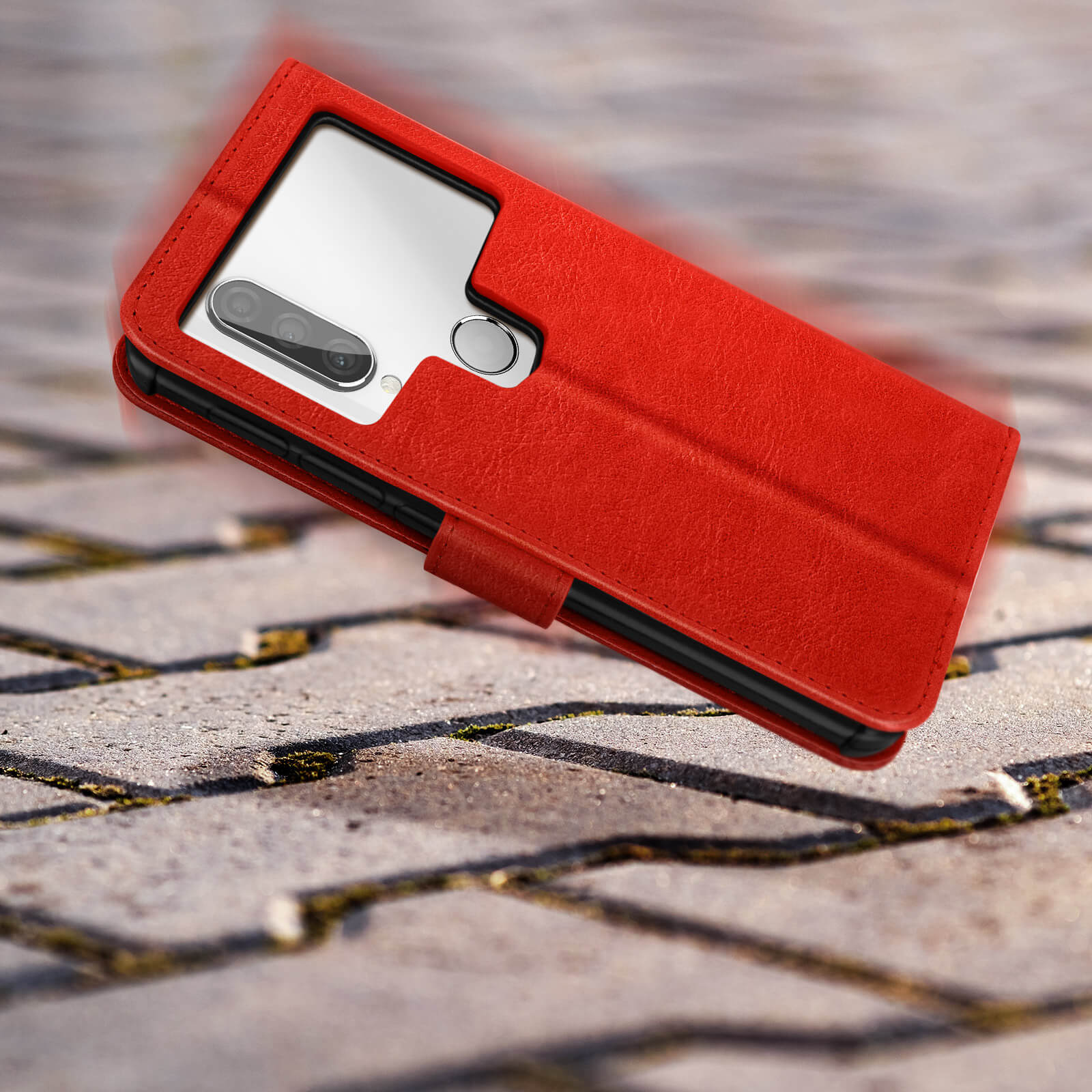 Eine rote Handyhülle mit einem Telefon darin. Die Hülle ist offen, und das Telefon ist sichtbar. Der Hintergrund ist ein Steinboden.