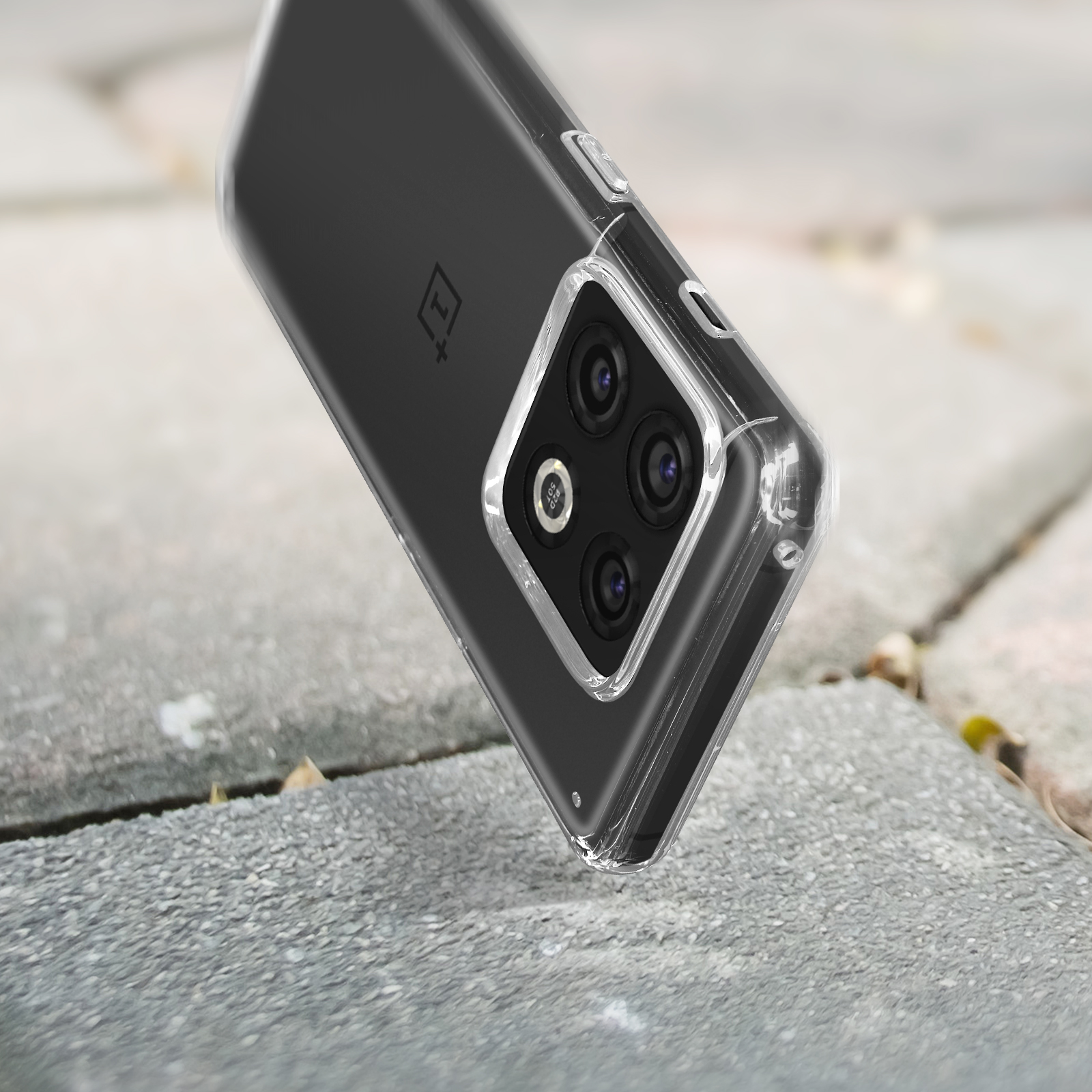 Telefono con custodia trasparente, su una superficie strutturata. Il telefono ha più fotocamere.