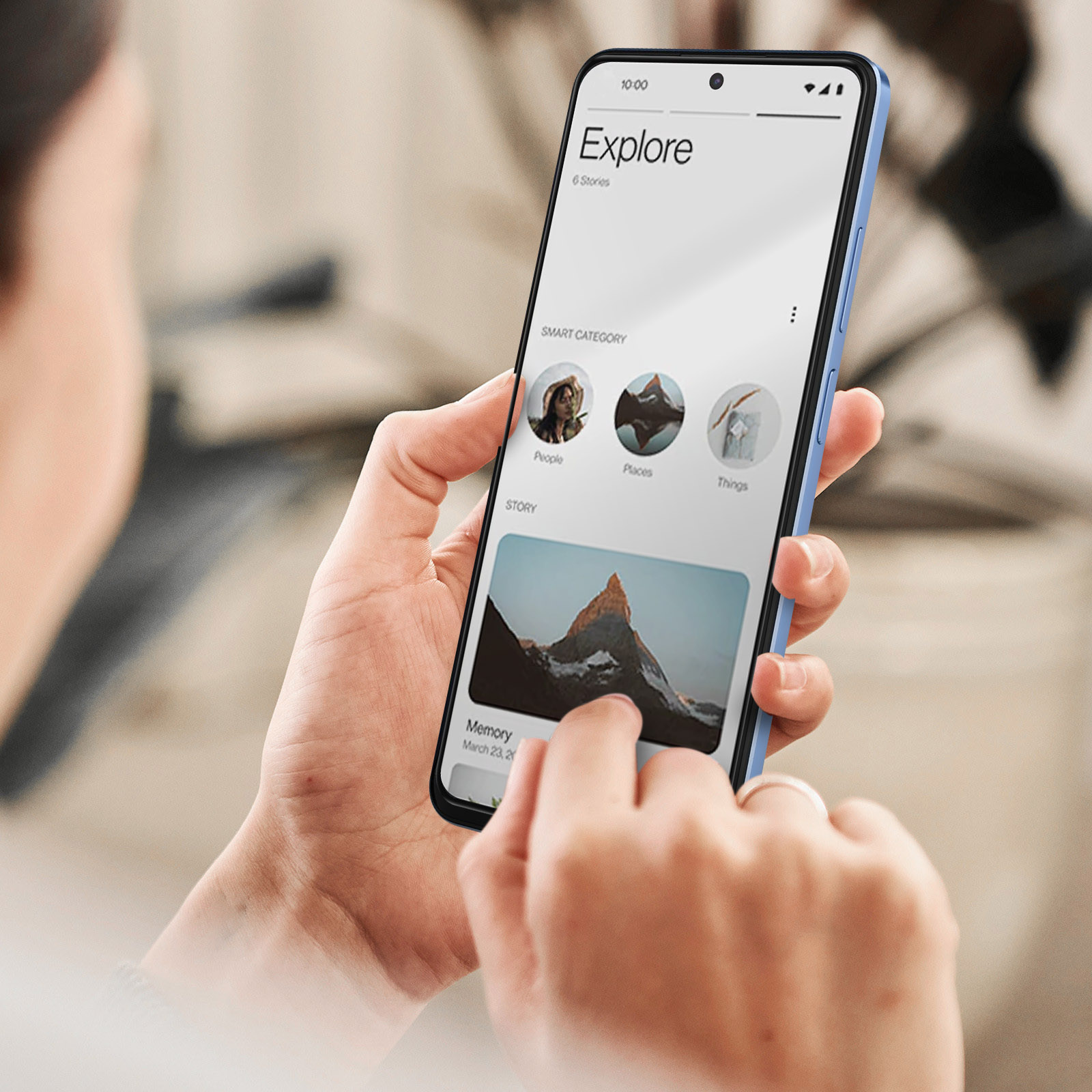 Persoon die een blauwe smartphone vasthoudt met een 'Explore' app met verhaal categorieën.