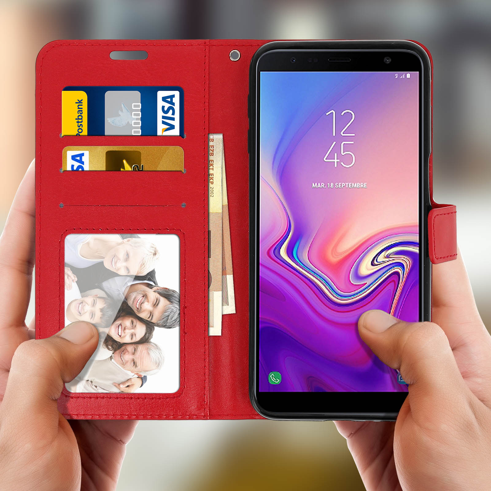 Una custodia rossa con carte di credito, una foto e un telefono che mostra l'ora.