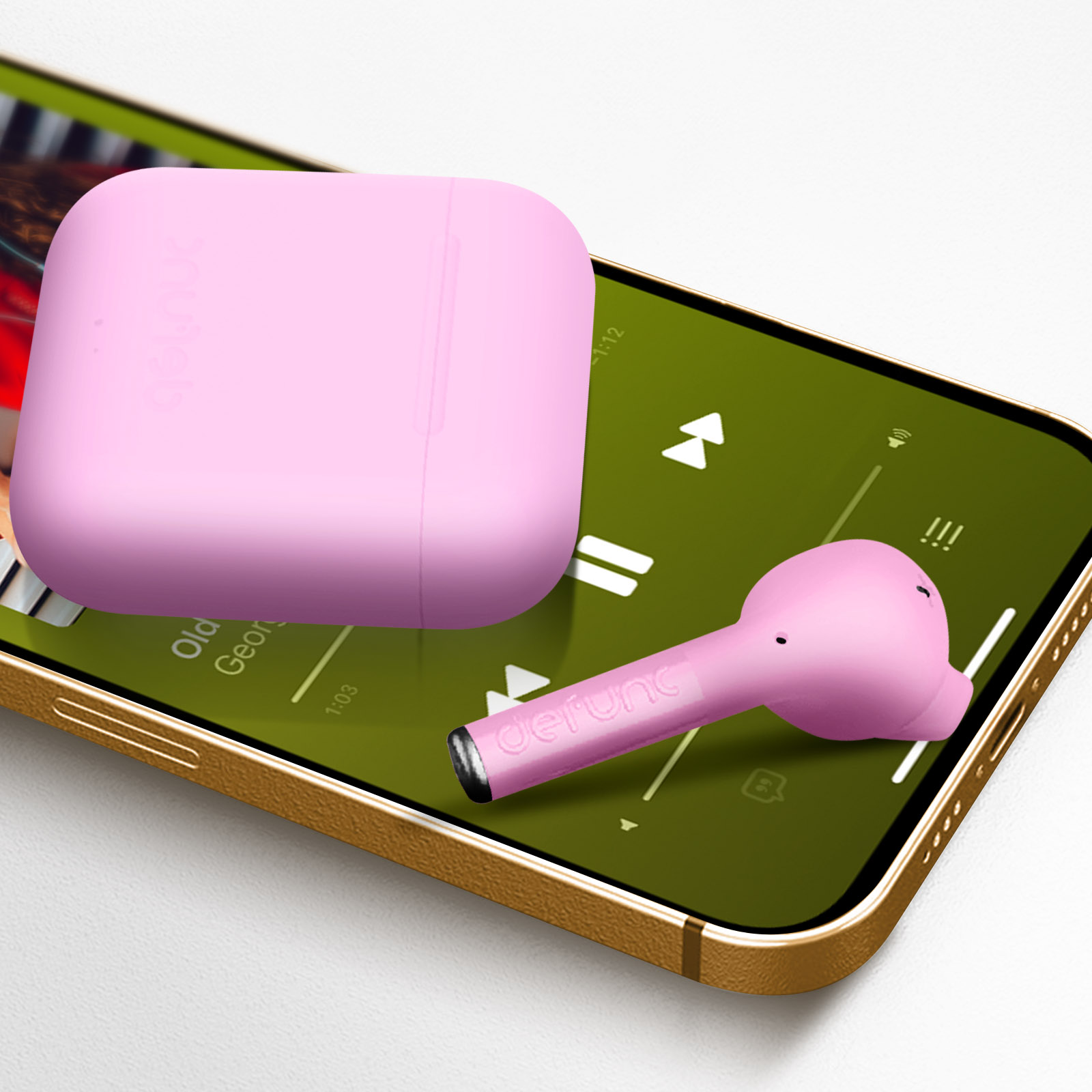 Auricolari e custodia rosa sullo schermo di un telefono. Il telefono è oro, lo sfondo è verde.