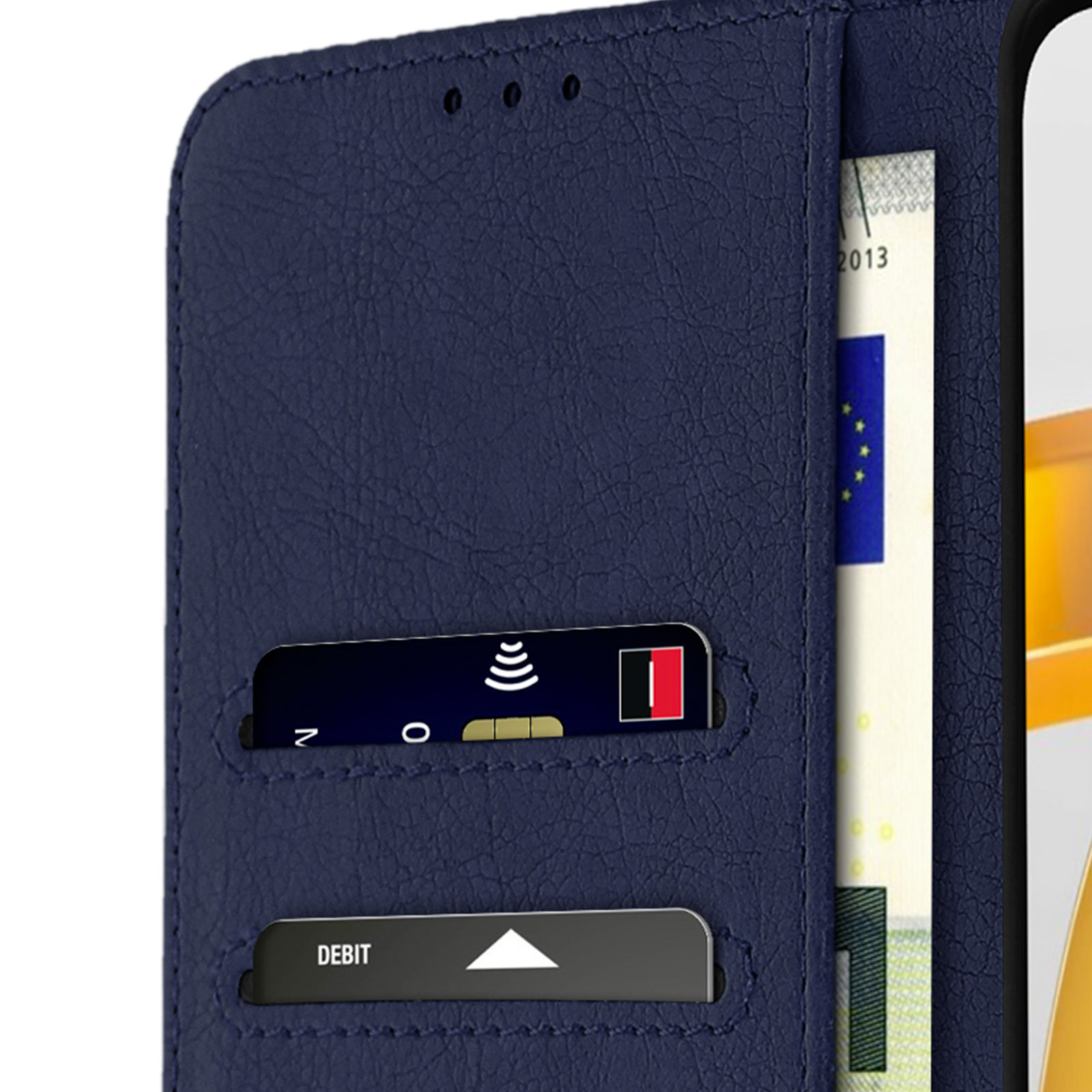 Custodia per telefono in pelle blu con carte e una banconota all'interno, con una carta di debito visibile.